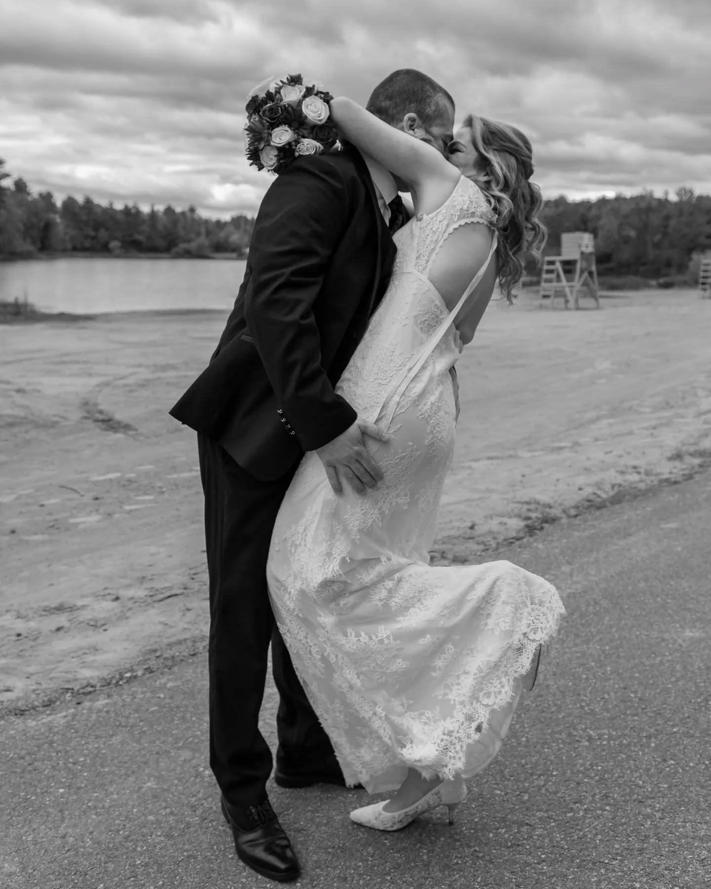 🖤🤍 Ambiance Noir et blanc, j'aime beaucoup l'utiliser pour faire ressortir les émotions, mais également souligner la composition de la photo, ou les textures. Je trouve que comme notre regard est moins distrait par les couleurs, ça nous permet de nous focaliser sur d'autres choses.
----------------------------------------
🤍🖤 Black and white atmosphere, I really like using it to bring out emotions, but also to emphasize the composition of the photo, or the textures. I find that as our eyes are less distracted by colors, it allows us to focus on other things.
.
.
#gatineaupourlavie #blackandwhite
#photographegatineau #lacbeauchamp #ottawaphoto #mariagegatineau
#weddingday #ottawalife #instaphotographer #photographer #ottawa #gatineauphotographer #weddingphotography #gatineauottawa #ottawaweddingphotographer #weddingcouple #weddingphotographer #instawedding #weddingdress #ottawagatineau #ottawaphotographer