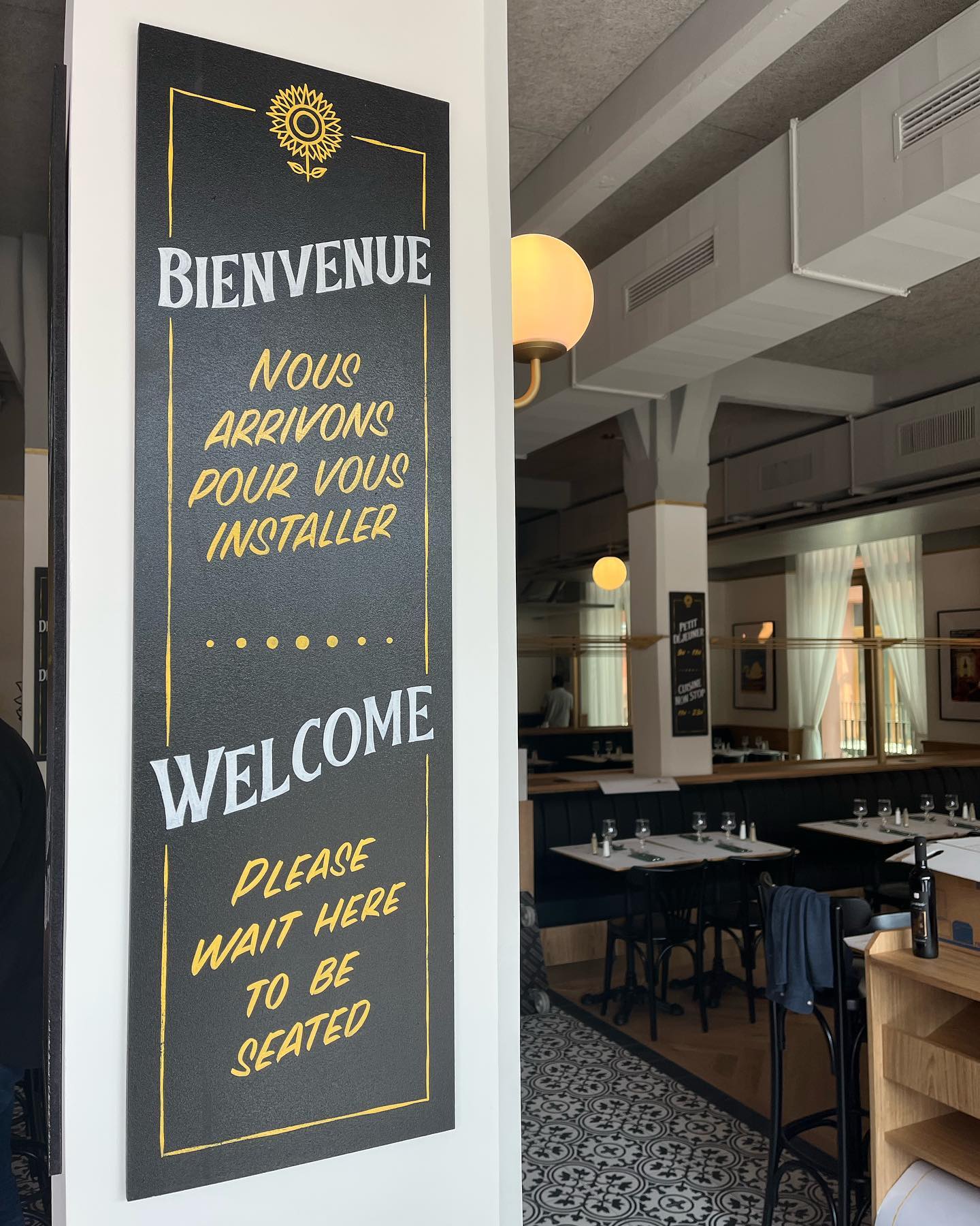 Ensemble de panneaux et fresques réalisés cet été pour @brasserie_belleville à Lausanne 🌻
Encore merci à Vincent et Nico pour leur confiance 😉
#peintalamain #peintreenlettres #alwayshandpaint #signpaint #signpainting #handpainting #lettering #handlettered #handlettering #practice #typography #wallart #fresque #fresquemurale #restaurant #brasserie #lausanne #luckylucien