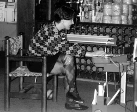 Susan Guagliumi has been knitting and teaching others to knit for more than 50 years. An expert in the field, she has authored numerous books and inspired many to experiment with yarn and machine knitting. We are quite excited to include Susan and her story in “The Domestic Machine,” coming soon!! 🧶📽️
#knitting #knit #machineknitting #knittingmachine #knittersofinstagram #knitart #domesticmachine #thedomesticmachine #Susanguagliumi #handmanipulatedstitches