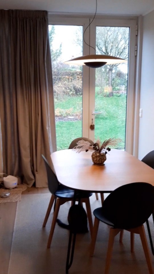 Projet Marbais🏡
Découverte et visite du "nouveau" rez-de-chaussée de mes clients que j'ai conseillé et dont ils ont géré les travaux eux-mêmes.
Mon travail a été de les aider et de les conseiller pour le rafraîchissement de leur rez-de-chaussée : conception de la nouvelle cuisine, décorer le vestiaire, ré-agencer le salon, recherche de fournitures (meubles et luminaires) pour la salle à manger, coin bureau et salon.
• Composition du REZ : le hall d'entrée, la toilette et la cage d'escalier puis une grande pièce de vie ( salle à manger, salon, coin bureau, cuisine et buanderie).
Voici le résultat :
- une entrée plus accueillante et lumineuse grâce à ce beau papier-peint 😍
- un nouvelle cuisine avec plus de rangement et de plan de travail 🤩
- un salon plus aéré
- de nouveaux meubles et luminaires
‐-------------------------
#architecteinterieur #archidinterieur #maison #renovation #renovationproject #amenagementinterieur #decorationinterieur #cuisine #conceptioncuisine #salon #papierpeint #transformationmaison #cocoon