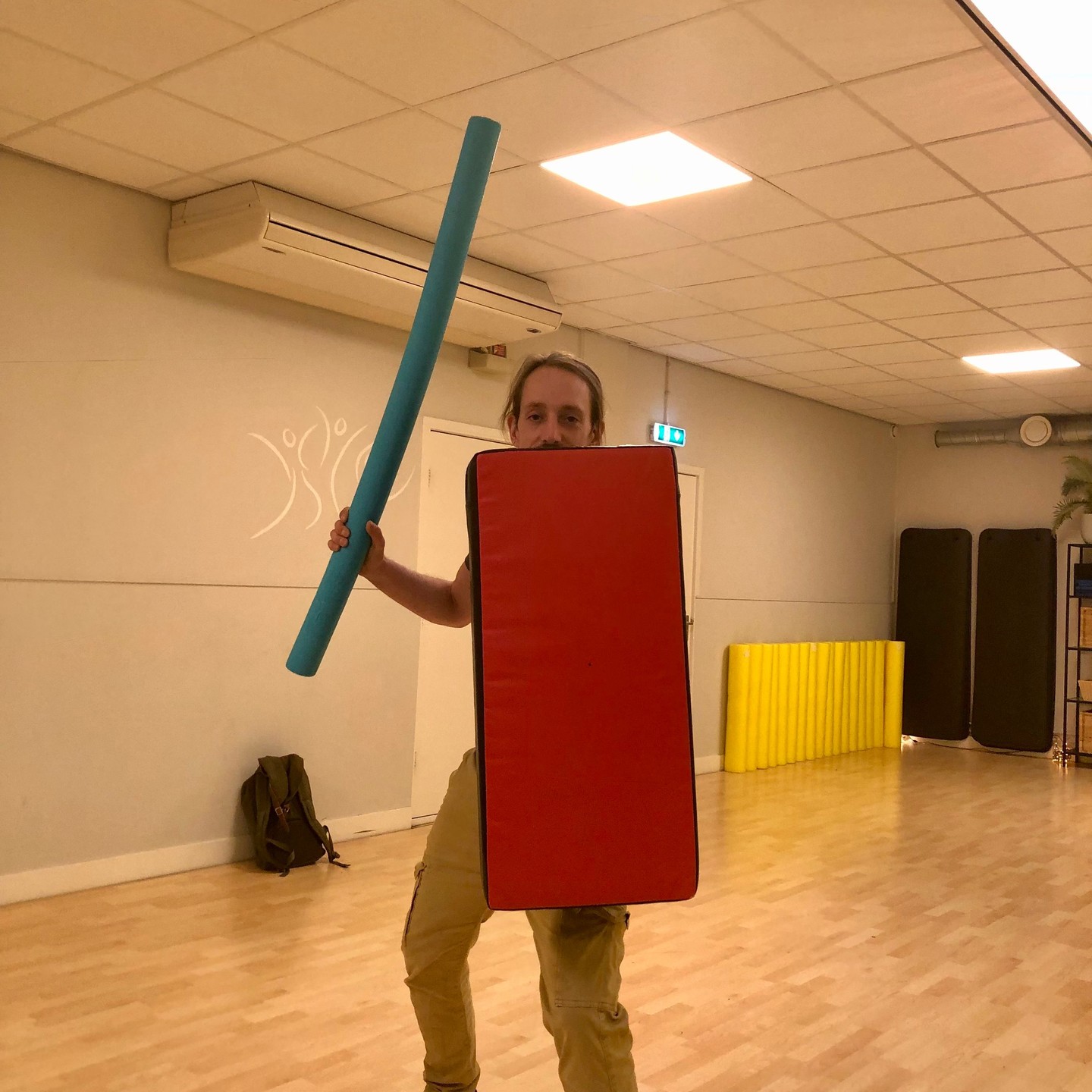 Marktplaats Noedelgevecht, een van onze favoriete werkvormen! 🌈⚔️🛡️ Een combinatie van overleggen, grenzen ontdekken, en vooral plezier hebben.
Doel: Raak je tegenstander met een zwemnoedel en behaal als eerste 10 punten.
Thema’s: Grenzen, communicatie, afstemming, spanning, plezier.
Benodigdheden: Twee of meer zwemnoedels en ander gymmateriaal.
Uitleg: Begin met één zwemnoedel per persoon.🗡️ Stel samen vast hoe hard je elkaar mag raken (test dit eerst op jezelf). Start het spel en probeer elkaar te raken. Als je de ander raakt, stop de ronde en scoor een punt. Speel tot 10 punten, maar je kunt ook items kopen zoals een extra noedel, een stootkussen als schild, een noedel als speer, of een bal om te gooien. Laat je creativiteit de vrije loop! Doe een voorstel voor het aantal punten om een item te kopen, en onderhandel net als op Marktplaats. 🏹🥊🤼🥷
Variatie: Verkoop de gekochte items aan de ander of leg ze gewoon opzij. Probeer ook hier tot een marktplaatsdeal te komen. 🤝 #MarktplaatsNoedels