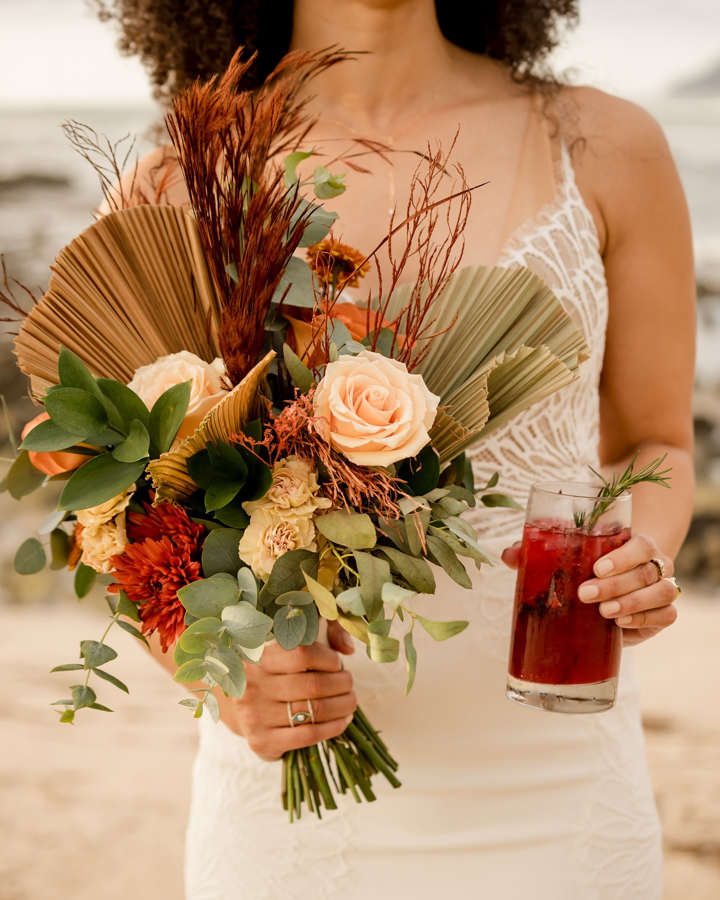 Embracing the beauty of contrasts – this bride’s bouquet is a unique blend of fresh roses and delicate dried elements. 💐✨
Elegance in every petal 🌹