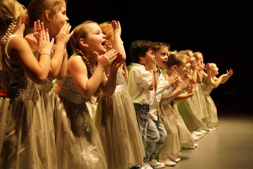 Unser erstes Konzert mit den einzigartigen Fireflies!!
Die Fireflies sind unsere Gruppe für Erst- und Zweitklässler und haben unsere Herzen im Sturm erobert! ♥️🌟🫶🏼 So many blessings!!