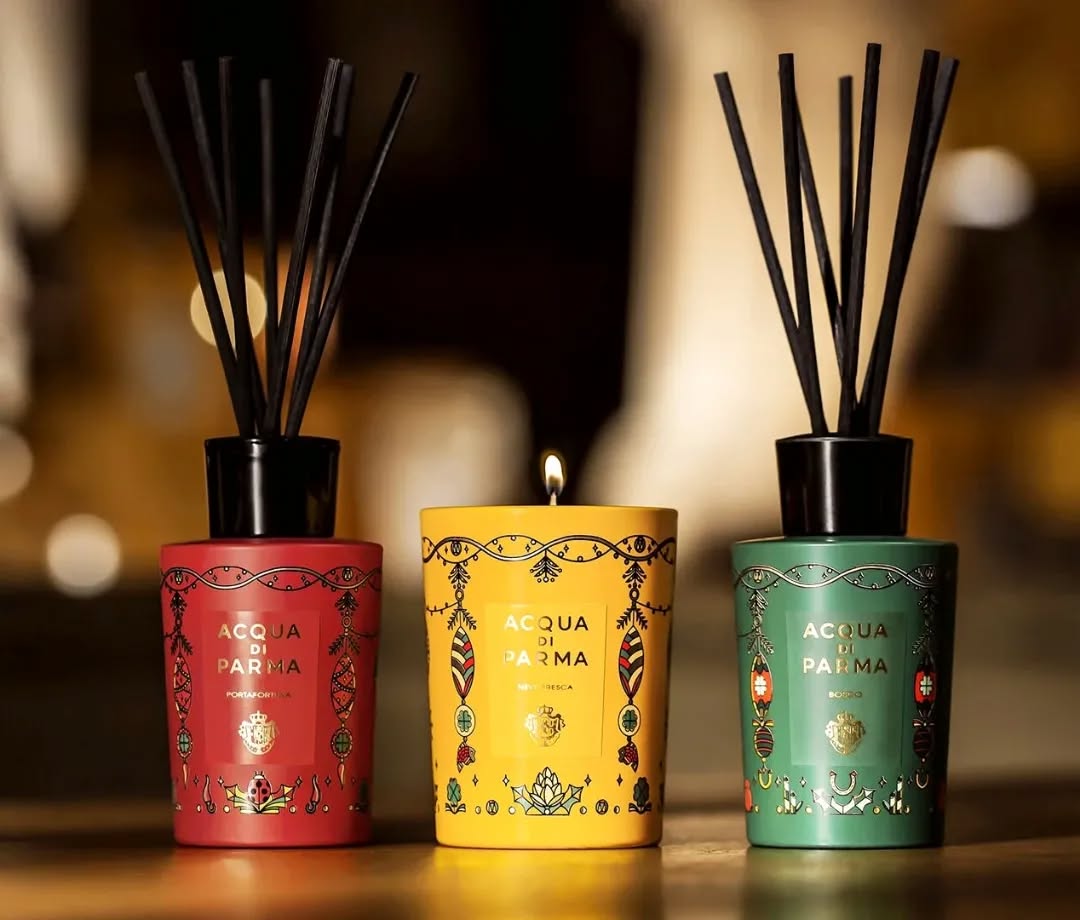 Quest'anno Acqua di Parma propone questo set di candele profumate in edizione limitata che ti invita a vivere giorni di Festa pieni di gioia e fortuna. Ogni fragranza è stata creata per sprigionare la serenità di questa stagione magica. L'affascinante profumo di abeti e il verde degli aghi di pino ghiacciati della candela Bosco catturano l'incanto della foresta. Neve Fresca diffonde la bellezza luminosa della neve appena caduta, creando un'atmosfera di pace. L'aroma accattivante di Portafortuna sprigiona la magia dei sogni e dei desideri più preziosi. Tre raffinate candele dal caldo splendore per accogliere i tuoi ospiti con la magia delle Feste. Le candele profumate sono i in un bicchiere in vetro che richiama l'iconico flacone Art Déco della Maison.
.
#profumerialorenzi #lorenzi1924 #profumeriaartistica #paolosarpimilano #sarpi #paolosarpi #natale #regali #regalidinatale #candela #acquadiparma #parma #candelaprofumata #profumo #casa