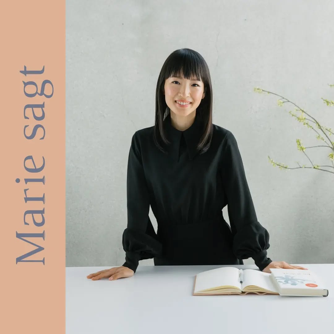 "Ich habe noch kein Haus gesehen, in dem es an ausreichend Stauraum mangelte. Das eigentliche Problem ist, dass wir weit mehr haben, als wir brauchen oder wollen." @mariekondo @konmari.co
Wie wahr!!! #wenigeristmehr
#ordnungsberatung #ordnungscoach #glueckssachen
Fotocredit: KonMari Media, Inc.