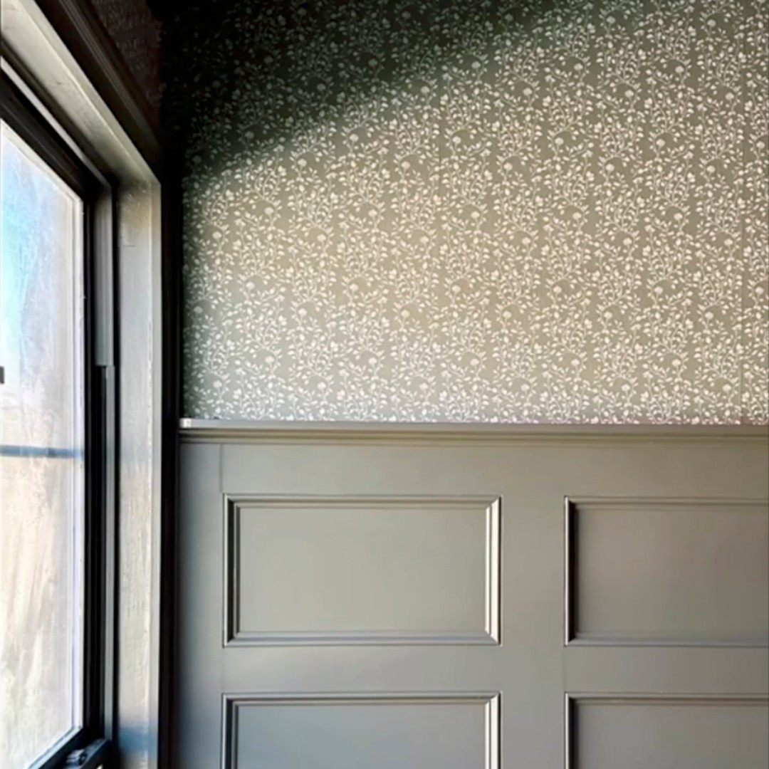 I wanted to share another wallpaper installation curated by
@yourlifeiswhatyoumakeit
I love her moody green guest bedroom interior using my 'Majoram' wallpaper design in chalk green. This is available to purchase from @miltonandking
#wallpaper #majoram #miltonandking #herbwallpaper #Cottagecoreaesthetic #guestroomdecor #guestbedroom #bedroomdesign #moody #moodybedroom #moodeygreendecor #botanicalhomedecor #InteriorStyle
#HomeDesign#HomeInspo #DesignGoals #DreamInteriors