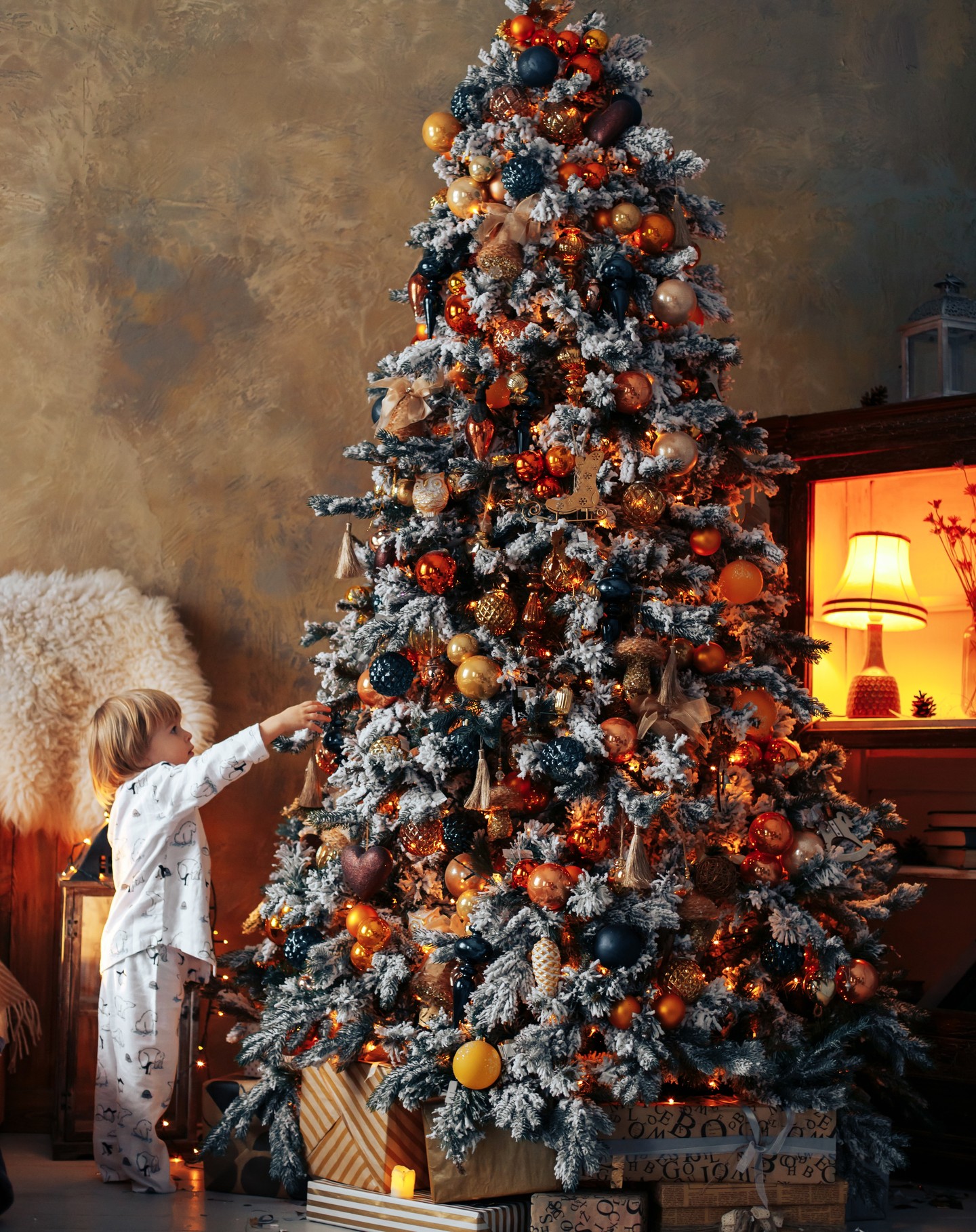 Joulu on aika, kun ilmassa leijuu jotakin erityistä, ikään kuin taika, hetkellisesti muuttuen todellisuudeksi. Kun kuusen valot alkavat tanssia ja lumi laskeutuu katoille kuin pehmeä peitto. Näinä päivinä kadut täyttyvät juhlavien melodioiden äänistä ja sydämet täyttyvät lämmöllä ja ilolla kohtaamisista. Se on aika, kun löydämme itsellemme läheisten halauksista, vaihdamme hymyjä ja jaamme hetken taikaa. Jokainen pimeään iltaan sytytetty kynttilä, jokainen valoa hehkuva jouluvalo - palanen ihmettä.
Lisää kuvia sivustolla www.didykmaksim.com
#photographerespoo#photographerhelsinki#helsinkiphotography#valokuvaajaespoo#valokuvaajavantaa#valokuvaajahelsinki#фотографхельсинки#свадебныйфотографхельсинки#perhekuvaajahelsinki#perhekuvaajaespoo#perhekuvaajavantaa#perhekuvaushelsinki#perhekuvausespoo#finlandweddingphotographer #häät2024 #hääkuvaaja#hääkuvaajat#hääyrittäjät#perhekuvaus#valokuvaajatsuomi#perhekuvaus #joulukuvaus