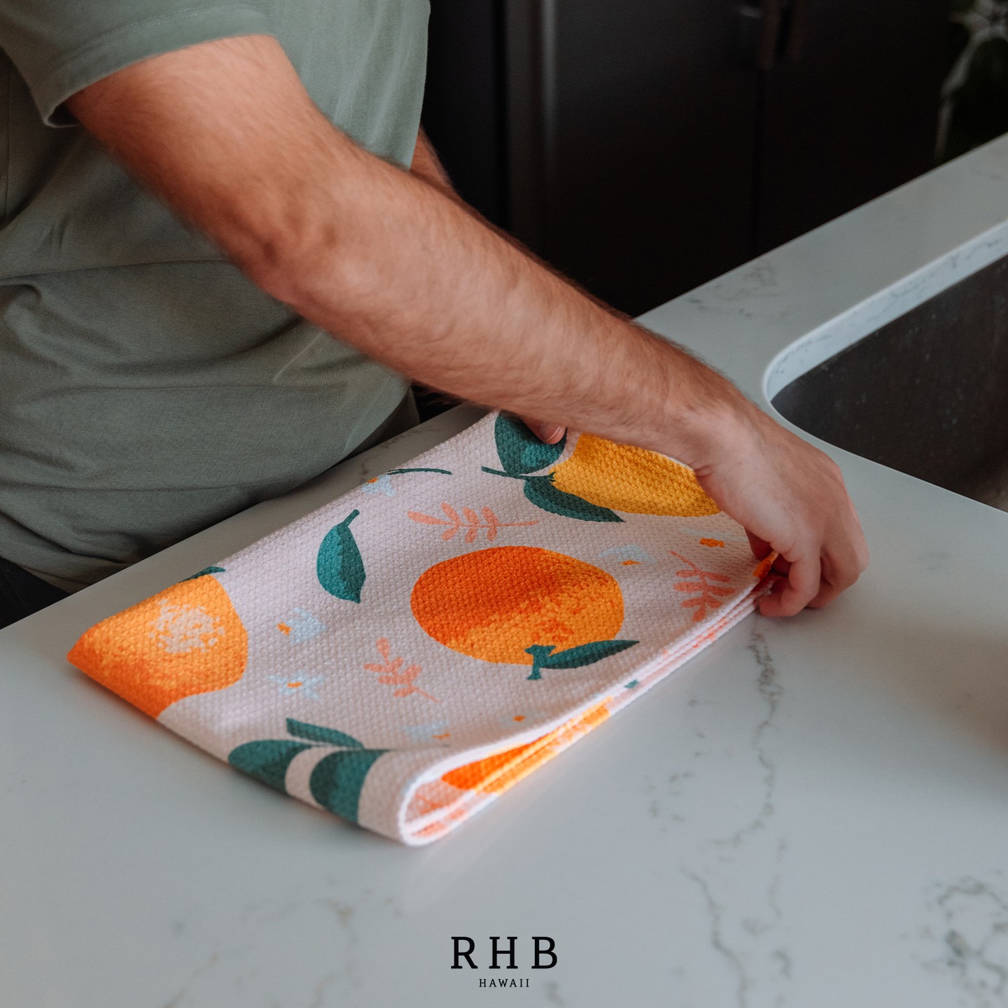Do you fold or roll? Either way, it makes your kitchen drawer looks amazing and satisfying when you store away your huge selection. (we know you have one...👀)
#dries3xfaster #rhbhawaiiteatowel #teatowel #kitchenmusthaves #quickdrying #superabsorbant #foldorroll