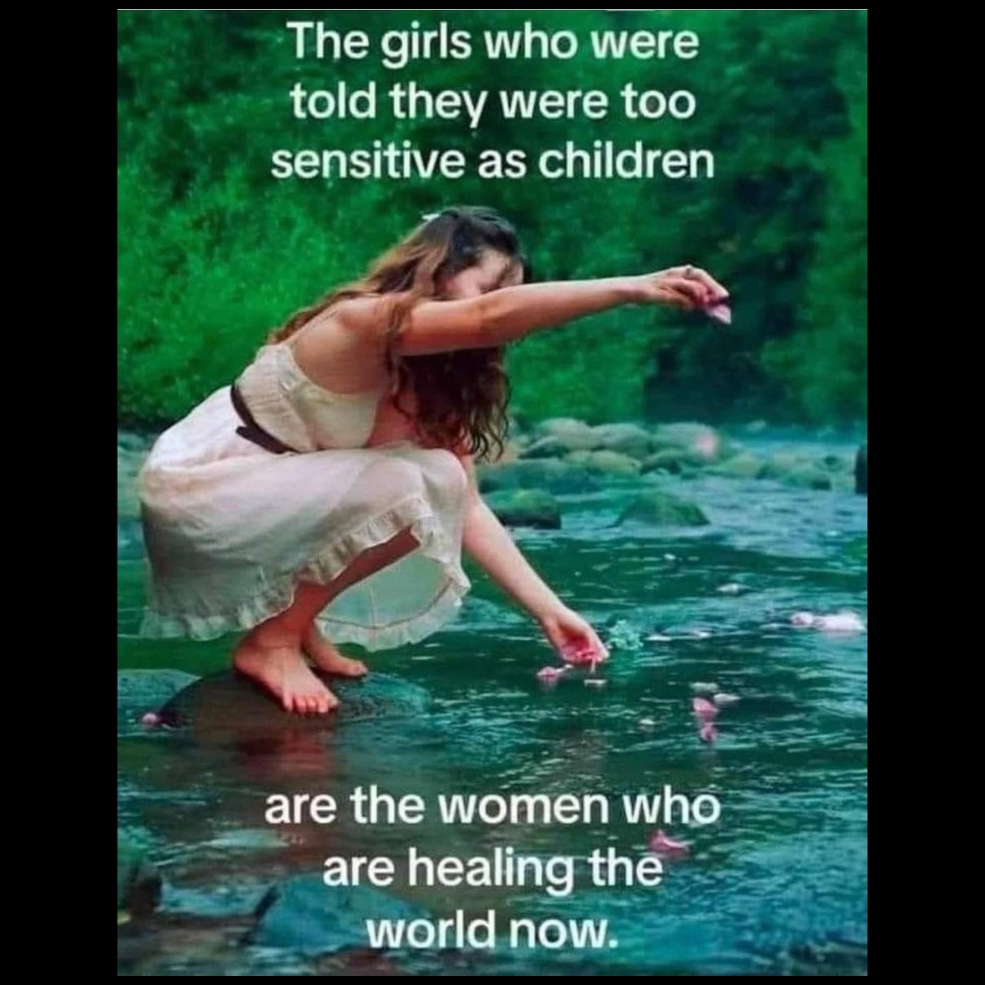 ‘Te gevoelig, te lief, te zachtaardig.’ Hoe vaak dat vroeger niet over mij gezegd werd.
‘Jij mag ook weleens terugslaan’, zei mijn moeder regelmatig wanneer iemand mij gebeten had of aan mijn haren had getrokken. Dat doen sommige meisjes bij elkaar als ze ruzie maken.
‘Je kunt maar beter verharden om je staande te houden in de maatschappij.’ Die opmerking heb ik op een gegeven moment letterlijk genomen. Ergens heeft dat wel zijn doel gehad, maar uiteindelijk werd ik er niet heel veel beter van. En het is allesbehalve vrouwelijkheid. Een groot ongezond patroon in de maatschappij als je het mij vraagt; vrouwen met een “mannelijk schild”.
Het heeft me veel tijd, energie en bakken therapie gekost om weer terug in de verzachting te komen. Muurtjes opbouwen is makkelijker dan ze afbreken.
Al kan ik niet ontkennen dat ik laatst weer even begreep wat die mensen er vroeger mee bedoelden.
Politie: ‘Mevrouw u had hier al drie jaar geleden aangifte voor kunnen doen.’
Ik: ‘Oh.’
Politie: ‘Ik ben blij dat u er nu bent.’
Ik: ‘Ja, ik denk dat het wel verstandig is.’
Politie: ‘Ik snap dat u het ook te doen heeft met de dader, maar dit is echt heel ernstig.’
Ik: ‘Waarschijnlijk ben ik iets te empathisch voor deze maatschappij.’
En heling is de missie, dus dit moest kennelijk gebeuren. Ik heb nou eenmaal wat karma uit te werken in dit leven. Dat laatste zei ik er maar niet bij.
Bagatelliseren van lastige events in mijn leven is een van mijn grootste talenten.
#heling #divinefeminine #starseed #starseedjourney #healing #hooggevoelig #hooggevoeligheid #empath #emphatie #stalking