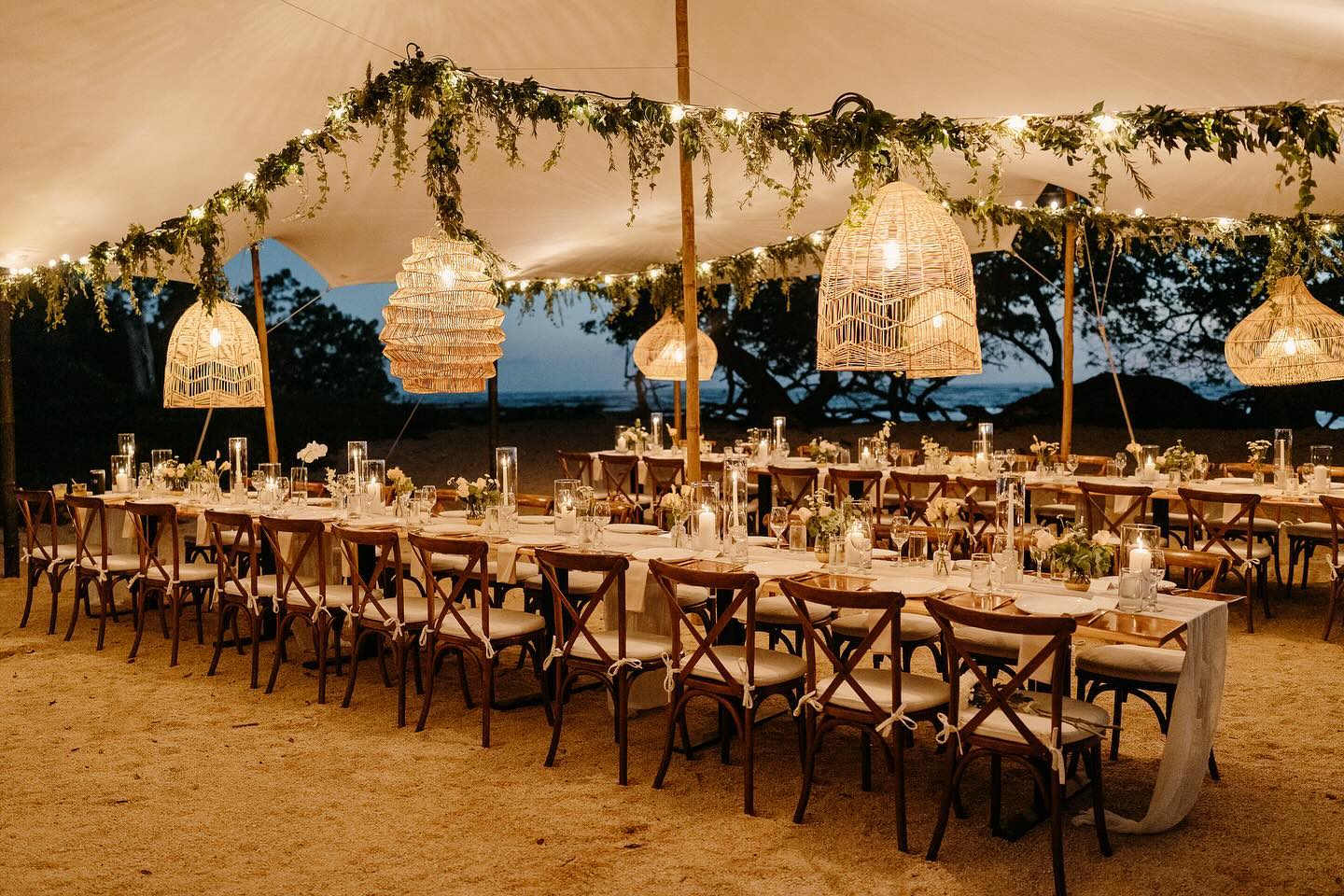 Tents do keep you safe from the rain but they also add a touch to the decorations and bring everything together! ✨