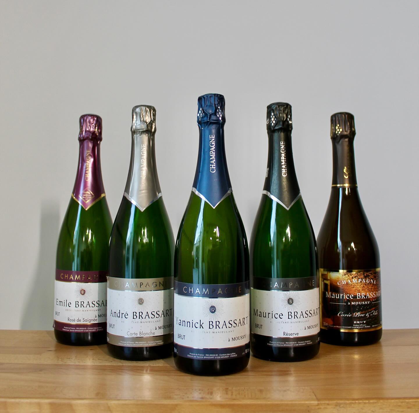 Il est grand temps pour nous de vous expliquer, enfin, à quoi correspondent les 4 noms sur nos cuvées. Et bien les 4 prénoms masculins sur nos cuvées : Émile, André, Maurice et Yannick ; correspondent aux 4 générations de vignerons s’étant succédé à la gestion du champagne Brassart. Nous allons, par la suite, chaque mois vous expliquer la composition de toutes nos cuvées afin que vous puissiez connaître la différence entre chacune ; nous procéderons par ordre chronologique des générations, de la plus ancienne à la plus récente. Vous pourrez retrouver toutes ces cuvées en vente sur notre site internet champagnebrassart.com ou directement sur l’exploitation à Moussy. N’hésitez pas à vous abonner à notre compte Instagram pour ne rien manquer.
#generationvigneron #champagne #champagnebrassart