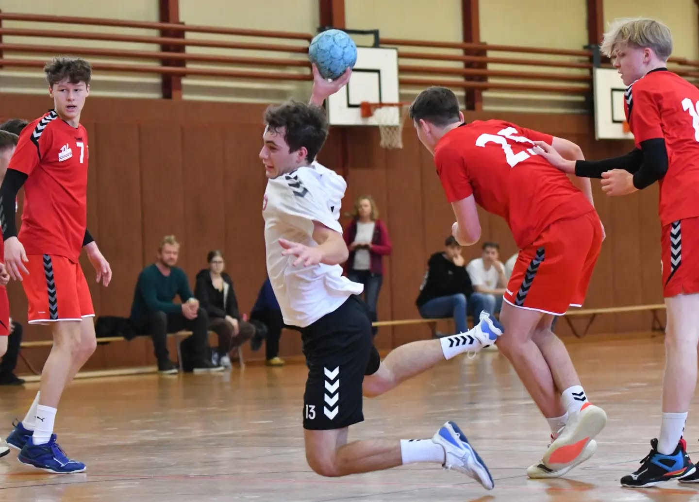 Einige Bilder vom gestrigen Aufstiegsspiel unserer U19 Junioren
Eine ausserordentlichen Leistung gab es von @krisztian.vazsonyi welcher 12 seiner 14 Schüsse verwandelte 👏
