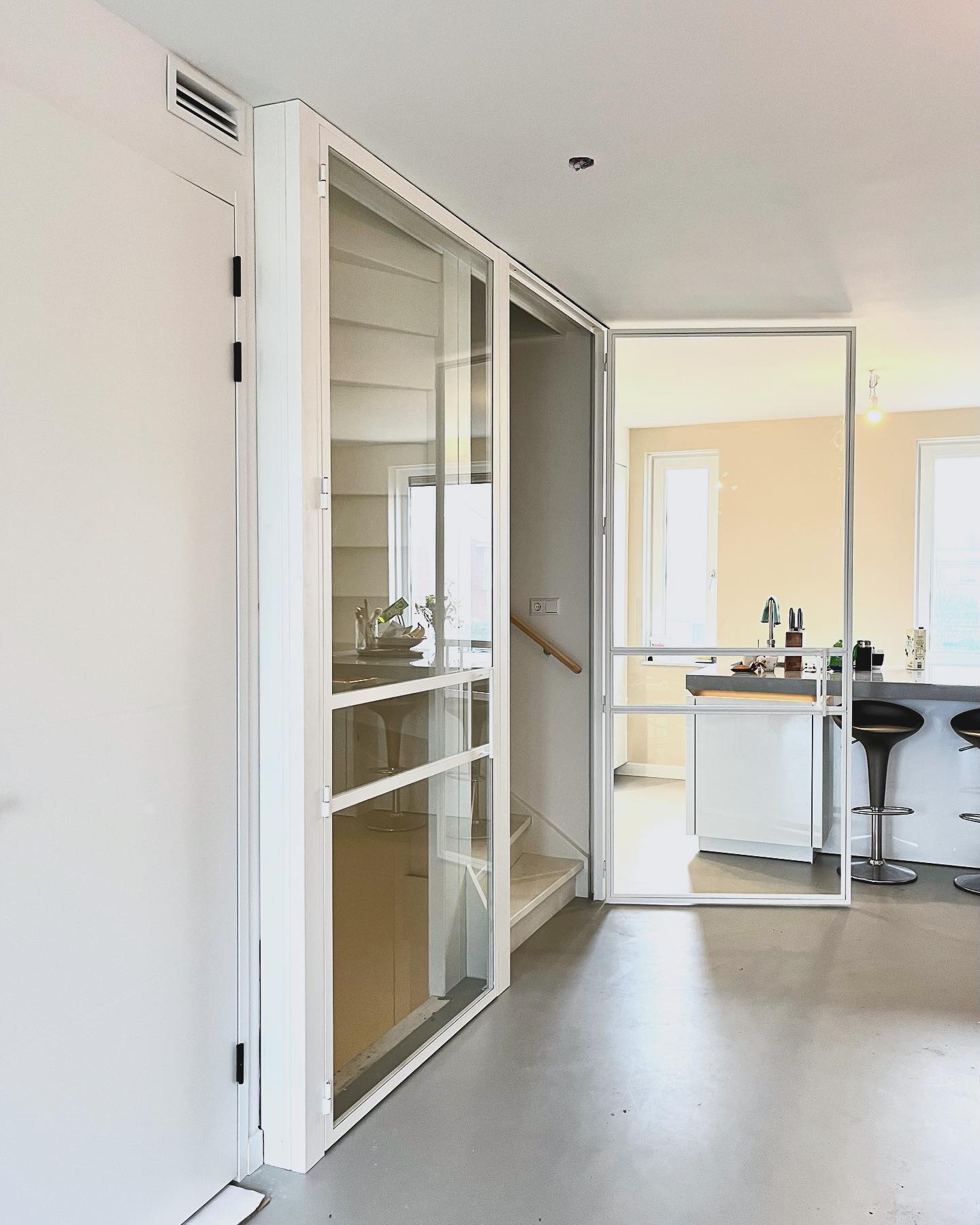 In deze nieuwbouwwoning in Arnhem plaatsten we deze witte scharnierdeuren voor een trapopgang. Geen verlies van warmte en mooi in stijl met de keuken💫 tevens een Taatsdeur geplaatst op de begane grond.
#stalendeuren #ral9010 #yogastudio #taatsdeur #ral9005 #interieur #keukeninspiratie #halinspiratie #woninginspiratie #nieuwbouw #arnhem #gietvloer #maatwerk #steeldoors #interiorstyling #isolatie #wesselssteelworks