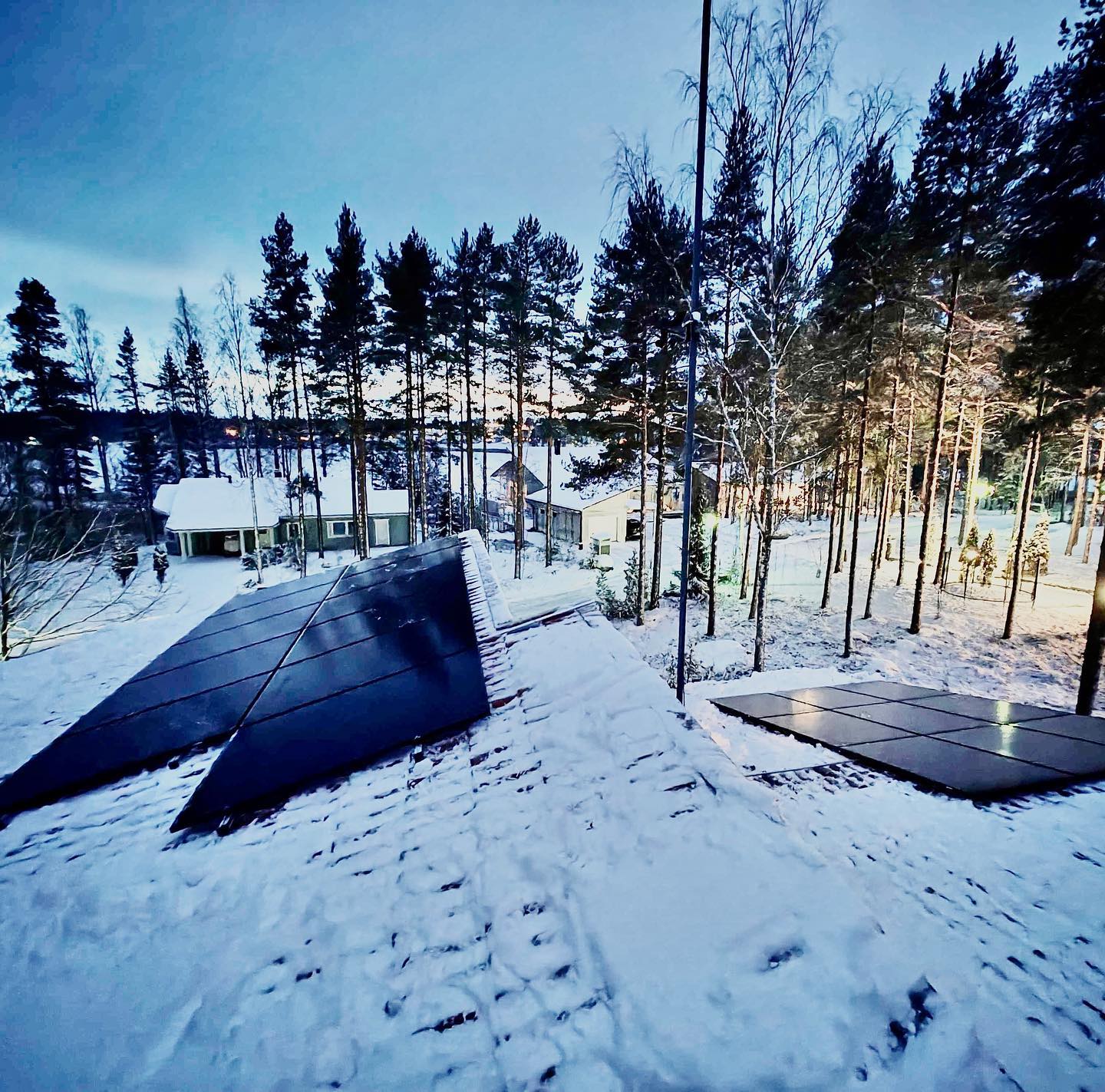 ❄️ Laadukas aurinkopaneelien asennus ei katso vuodenaikaa ❄️