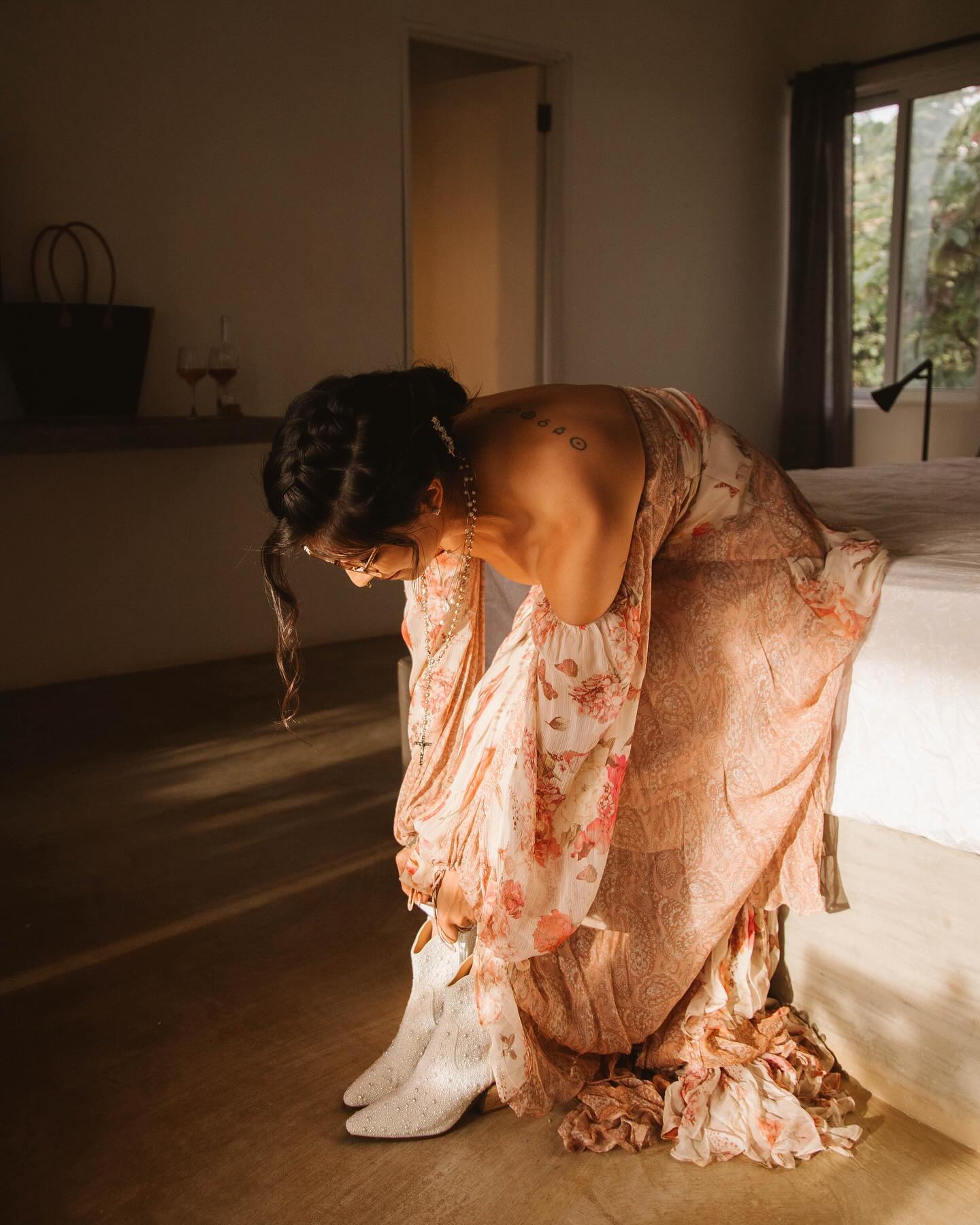 Breaking tradition in the most beautiful way – because who says the bride can’t paint her own canvas? 💖