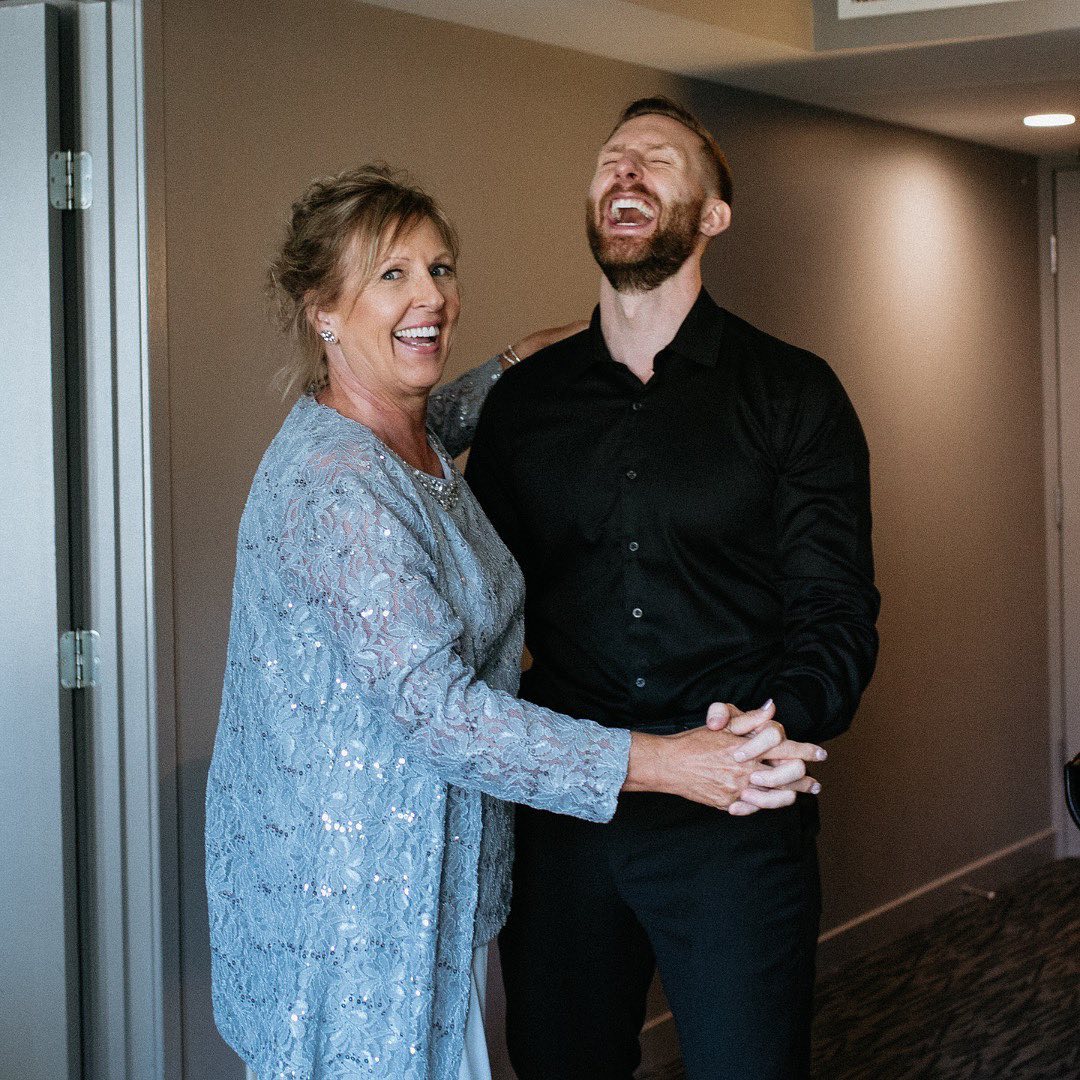 More dancing with your mom on the morning of your wedding day 🥹
_____
Taken while shooting for @oleajanes_photography
| Alberta Weddings | Edmonton Wedding Photographer | Kander Photography