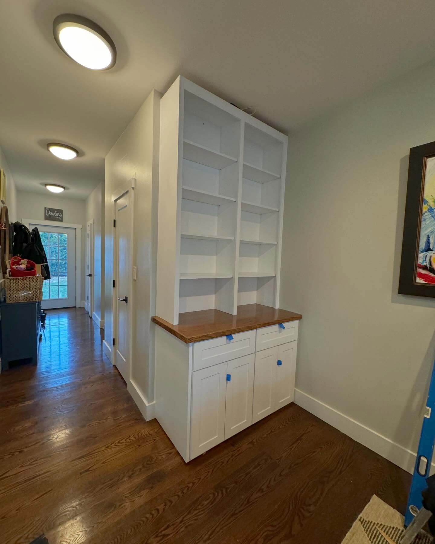 Still needs some fillers , hardware, and a light fixture but this one’s basically wrapped up 👍🏻 contact us for an estimate
#custom #cabinetry #elitemillwork #redoak #maple #blum #softclose @fujisprayofficial @envirolak