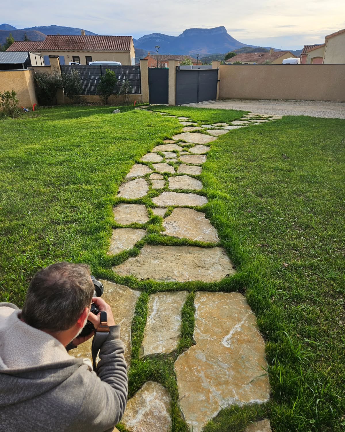 Après-midi photo avec @thevenet.photographie
De belles images arriveront pour notre site en cours de rénovation 😁
#paysagiste #paysagisme #concepteurpaysagiste #maisonetjardin #jardinmoderne #paysagemagnifique #naturelovers #biovallée #naturephotography #jardin #exterieur #drôme #valléedeladrôme #aousteSurSye #crest #diois #nature #creation #entretien #pasjaponais #rochecolombe