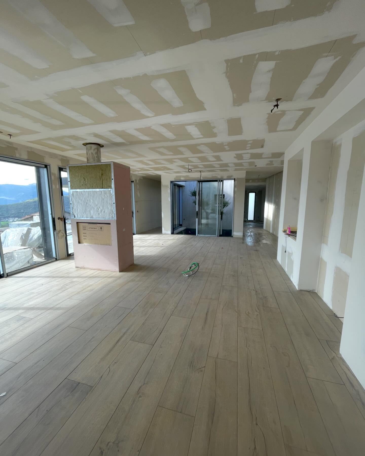 Chantier sur le bassin Aixois :
Pose carrelage au sol d’un 30x180cm effet bois de chez Sant’Agostino.
Joint Anthracite (114) de chez Mapei.