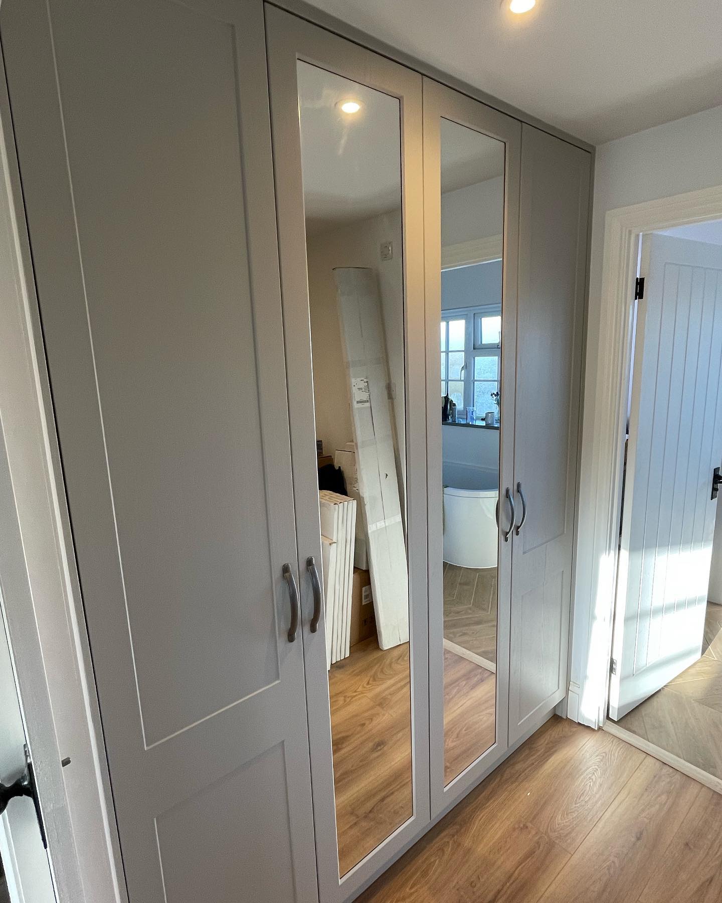 Angled set of wardrobes completed in this walk in wardrobe with led lights on doors sensors 💡
Ash embossed light grey door.
#bedrooms #wardrobes #lighting #ledlights #looxlights #mirrordoors #walkinwardrobe #angledwardrobe #ashwoodkitchens #wardrobes #interiores #boshh