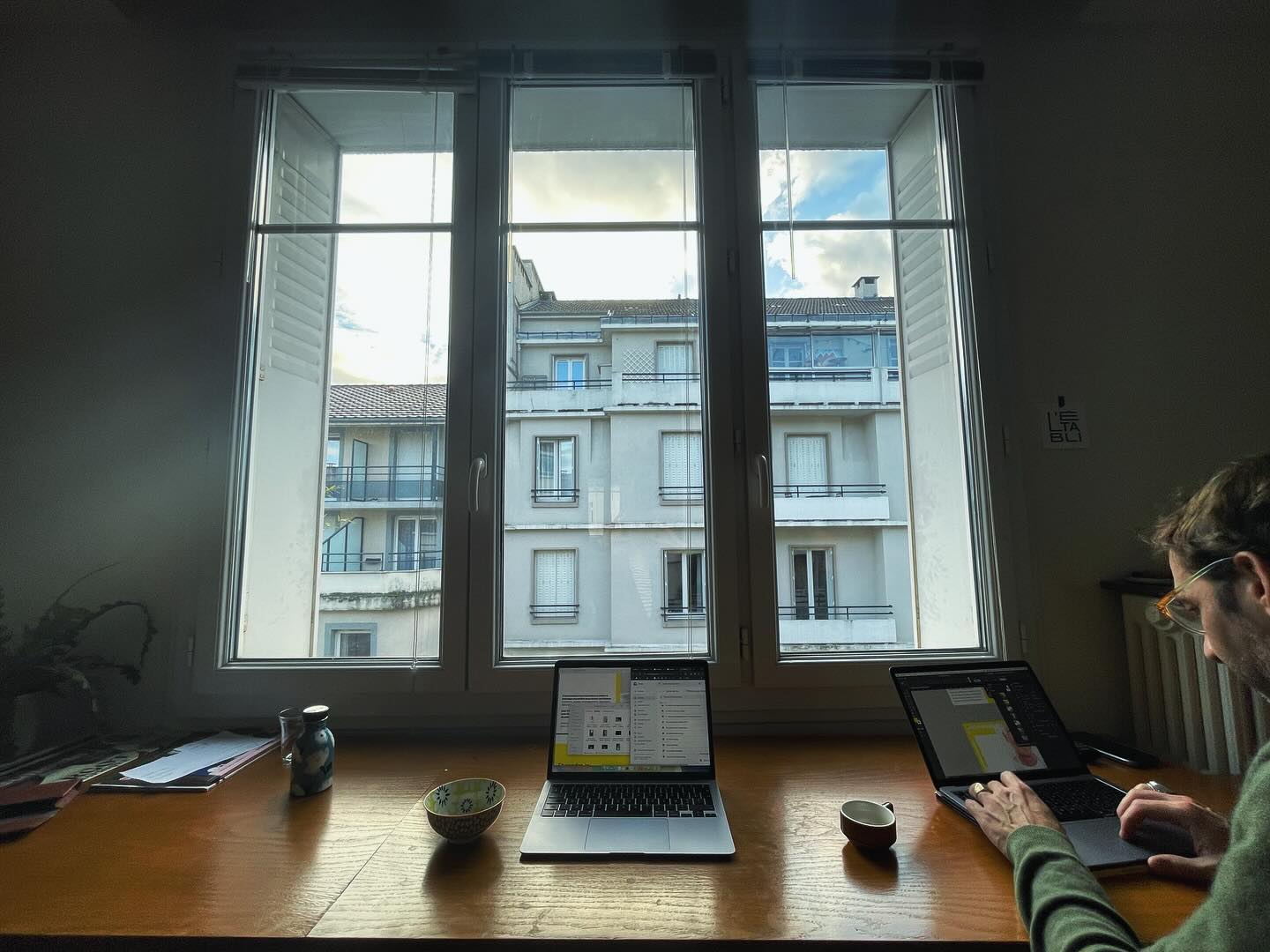 Quand ça bosse avec le designer Ugo Retornaz et qu’on trouve l’inspiration depuis son bureau (et avec quelques orangettes). Ça promet un beau livre de marque pour une belle marque !
Travaux en cours pour L’Entrepot du Bricolage 🚧
#branding #design #grenoble