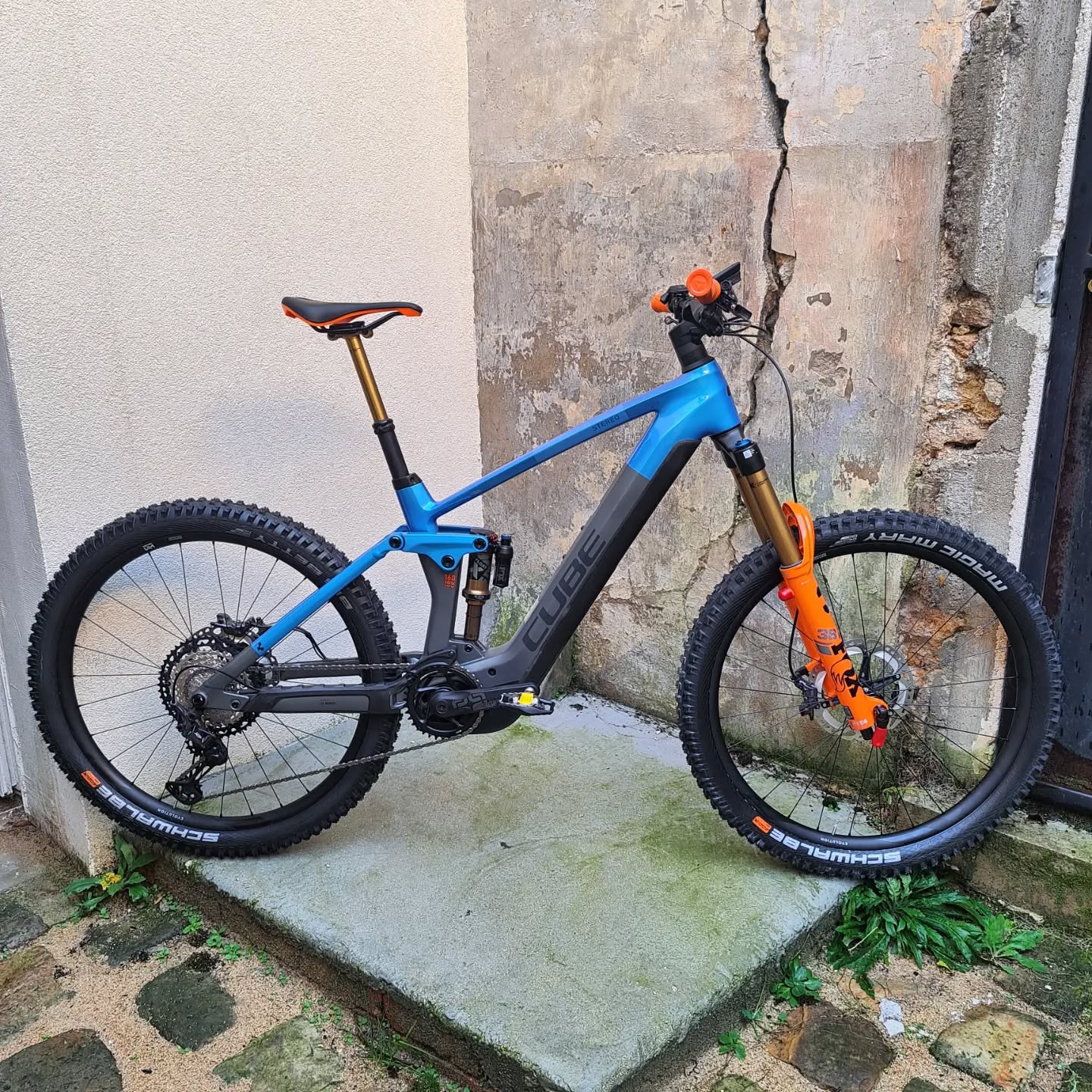Du VTT enduro à assistance électrique de très haut vol est arrivé pour livraison client 🤩
💸 Il y a de grosses (très grosses) remises sur les VTTAE tous suspendus de chez Cube en ce moment ! Disponibles au magasin directement 😏
Voici l'indomptable @cube.bikes Stéréo Hybrid 160 HPC Actionteam ✨️
✅️ Fourche Fox 38 Float Factory FIT4 E-Bike Tune
✅️ Amortisseur arrière Fox Float Factory
✅️ Cadre Carbone C:62, triangle arrière Alu 6061 T6
✅️ Groupe de transmission Shimano Deore XT 12V 10-51
✅️ Freinage hydraulique à disques, étriers 4 pistons av/ar Shimano XT, 203/203
✅️ Moteur Bosch Performance CX 85nm
..... etc
#stereohybrid #enduroebike #enduromtb #cubestereo #foxsuspension #pourmonvelo #verriereslebuisson #stereohybrid160actionteam #stereohybrid160