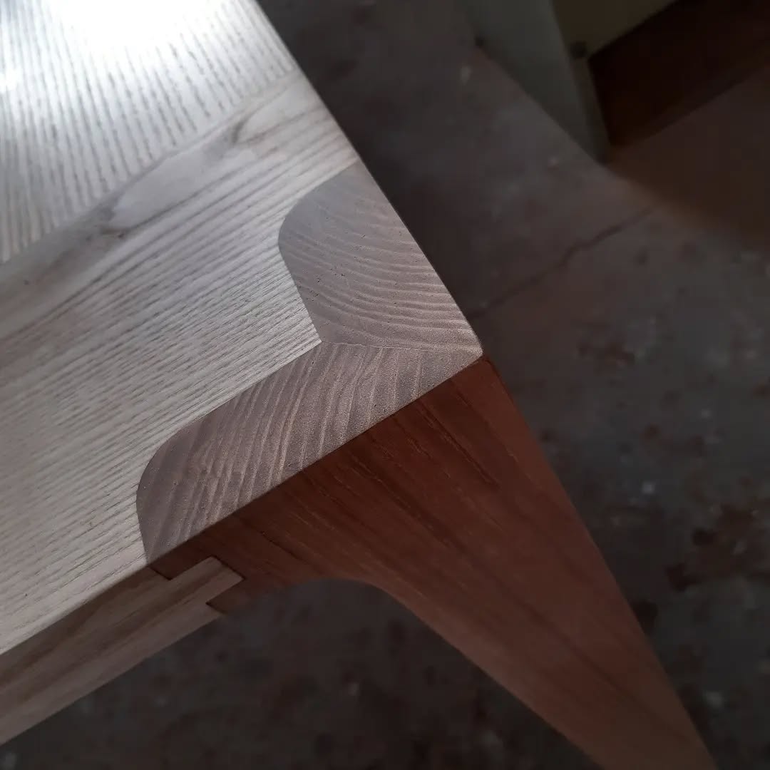 Dado-rabbet jointed. Perfect. Just perfect.
#dadorabbitjoints #nofastners #designermaker #douglasbuilt #handmadelife