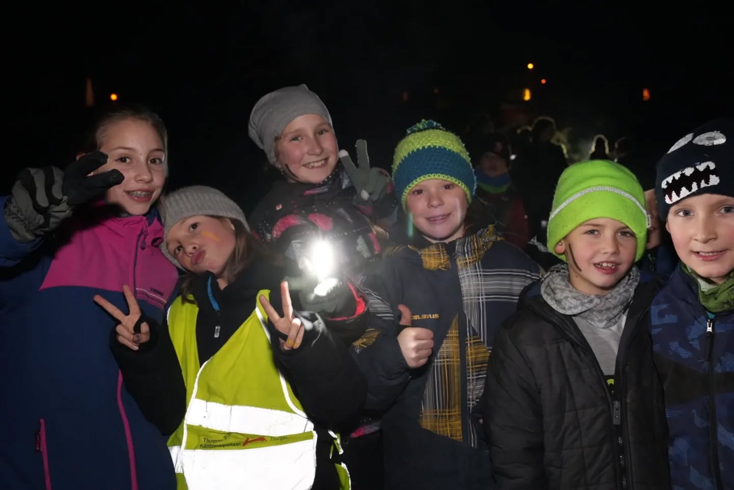 Am Samstag fand unsere Chlausgruppenstunde statt.🎅🌲
Wir mussten Nüssli sammeln, aus Salzwasser das Salz abkochen und aus diesen Zutaten haben wir dann Salznüssli für den Chlaus gemacht.
Es war ein spannendes Geländespiel bei dem alle mit viel Freude dabei waren.🎄🥜🍬