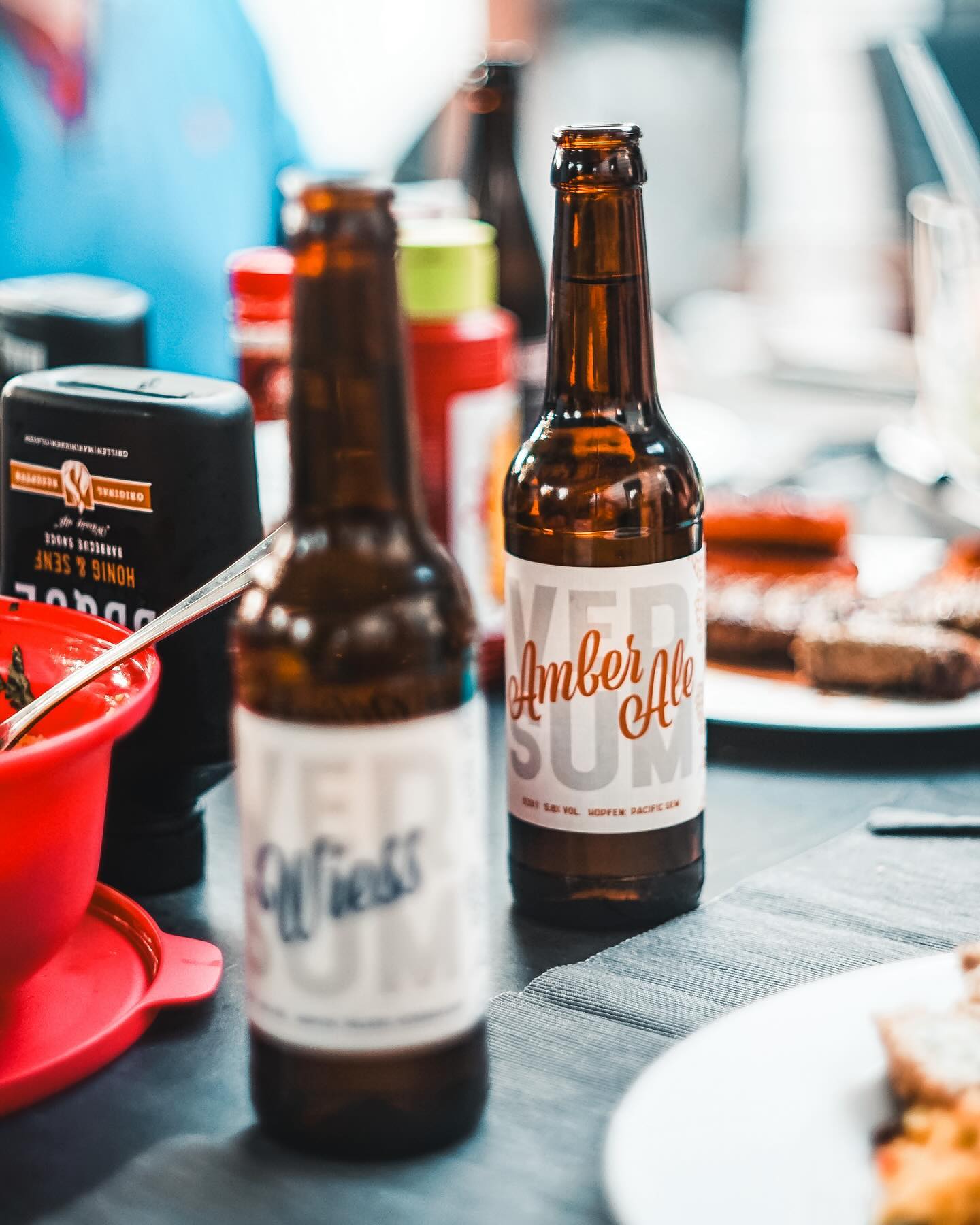 Gehört auf jeden festlich gedeckten Tisch! Gibt es bei euch dieses Jahr VerSum Bier unterm Weihnachtsbaum? 🎄