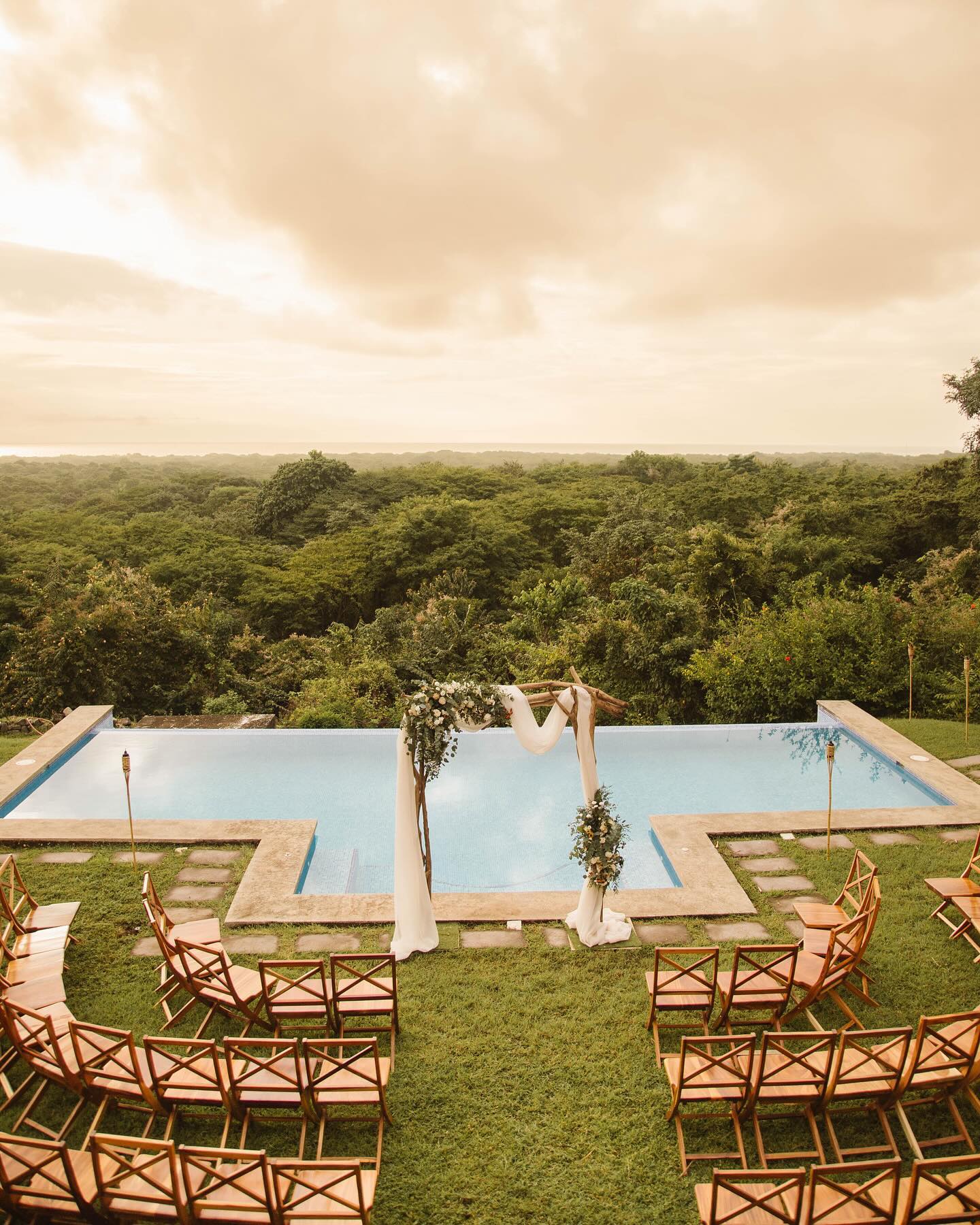 Imagine getting married with this view? Yes please!!
Surrounded with family and friends, these 2 celebrated their love amidst laughter, joy, and cherished moments that will last a lifetime. 🤍✨