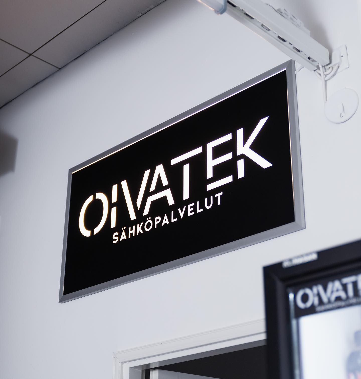 Joululomat alkavat olemaan kulman takana ja Oivatekin ensimmäinen tilikausi lähenee loppuaan.
+200:n sähkösaneerauksen sekä aurinkopaneelien asennuksen jälkeen voimme todeta vuoden onnistuneen melko hyvin.
Iso kiitos luottamuksesta asiakkaille sekä yhteistyökumppaneille! Tästä on hyvä jatkaa 🙌🏼
Rauhallista joulua ja onnellista uutta vuotta 2024!
📷: @paasiahotommi