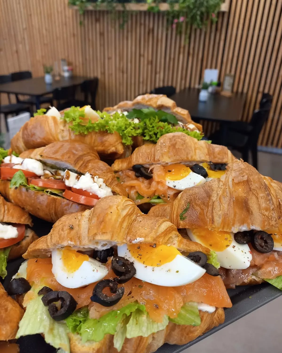 Milí přátelé, těšíme se na vás na pátečním mejdanu v barvách modrých. Vězte, že krom stravy hudební na vás čekají wrapy s falafelem, croissanty s marinovanym lososem a spousta dalších dobrot, jakožto chybět nemůže krásný merlinský Krokodýl, svařák a vánoční punč . poslední rezervace můžete učinit telefonicky, či do zpráv zde.
Ostrý obraz, dobrý zvuk a chuť přeje Vlaštovka.
#koncert #jamsession #blues #bistrovlastovka #bistro #klatovy