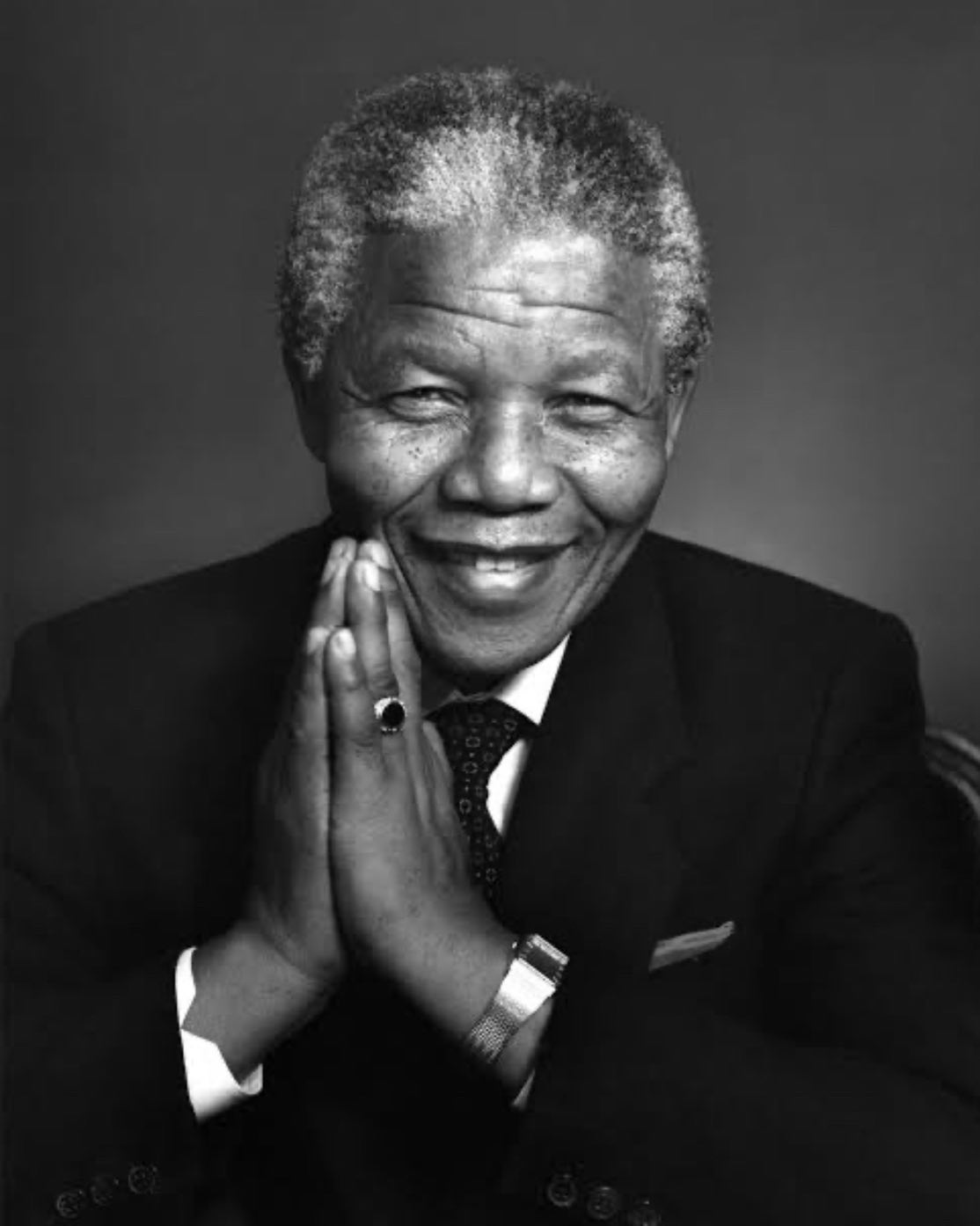 Après avoir pris 11 avions, (je ne compte pas les heures de vols et les attentes dans les aéroports). C’est fini le Road Trip qui m’a amené en Afrique du Sud est terminé. Partant de Lyon en passant par Dubai. Arrivée en Afrique du Sud, Johannesburg, Cape Town, où l’on peut voir la ville à 360 degrés à Table Montain, ville magique où la qualité de vie est incroyable, l’île de Robben Island, où le grand Nelson Mandela est resté 27 ans en prison pendant l’apartheid, et a su réconcilier Noirs et Blancs. Hout Bay, la cote Sud Africaine, magique et belle, Stellenbosch sur la route des vins, le Jardin botanique national à Kirstenbosch, Le cap de Bonne-Espérance à l’extrémité et la pointe de l’Afrique où l’océan Atlantique et l’océan Indien se jettent l’un sur l’autre avec des vues extraordinaires. Puis le Zimbabwe, la ville de Livingstone, et les chutes Victoria où le spectacle est infini. Et enfin le Botswana, les villes de Gaborone, Kasané, Chobé, Maun, Okavengo, Moremi, patrimoine mondial de l'Unesco, où j’ai pu voir cette faunes dans la savane, Lions, Girafes, Éléphants, Gnous, Buffles, Hippopotames, Springbox,Inpala,Kudu, Oryx, Gensbok, etc… J’ai aussi rencontré un ange une femme formidable qui s’appelle Lettie. Retour à Gaborone pour le vol sur Lyon.J’ai rencontré des populations incroyables, des personnes d’une gentillesses qui se saluent dans les rues, j’avais oublié qu’ils en existaient encore. Des vues magnifiques et des animaux sauvages qui ont des codes pour se nourrir et vous rendent humble. Je remercie mon frère Sid qui m’a guidé et tenue la main dans cette quête où la nature nous rappelle à l’ordre….
Une aventure que je souhaite à tous le monde, pour réfléchir sur ce que nous sommes et surtout pour l’ouverture d’esprit…..
Prenez soins de vous.
Www.lhommederio.fr #riodejaneiro #joiedevivre #amitié #favela #elenao
#lyon #progres #beauté #population #christ #redemption #jeanpaulbelmondo
#beaute #samba #carioca #beaute #carnaval #christ #redemption #corcovado
#enfant #favelas #elephant🐘 #dieux #deus #amour #love #belmondo
#gang @faveladopaulinho #livre #enfance #belmondo #lhommederio.fr