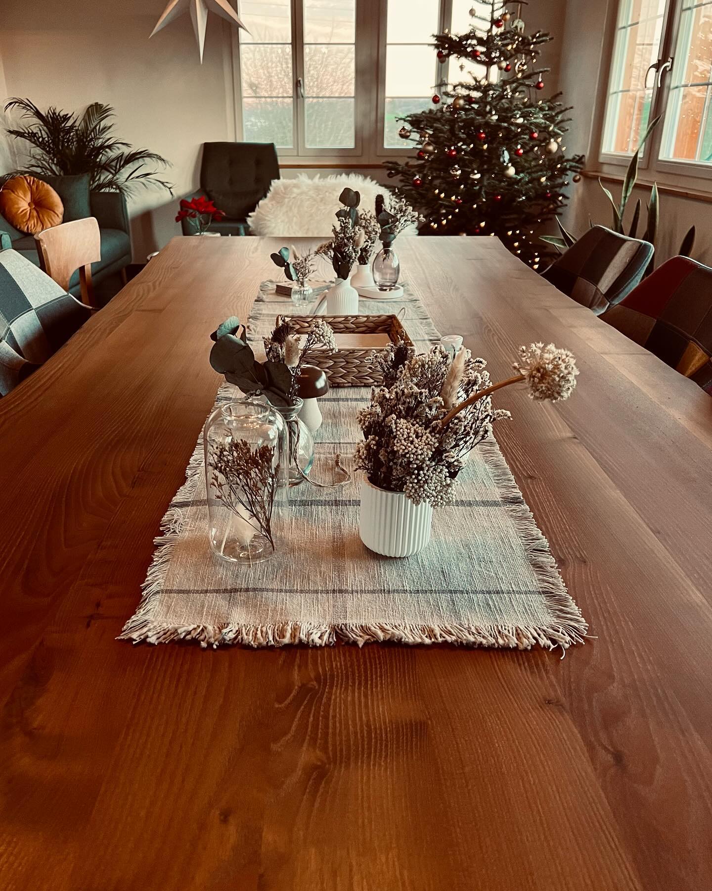 Frohe Festtage wünscht euch Marschall Innenausbau AG 🎄✨ #akazienholz #naturkante #table #interior #bärn #dieschreinerihremacher #marschallinnenausbauag