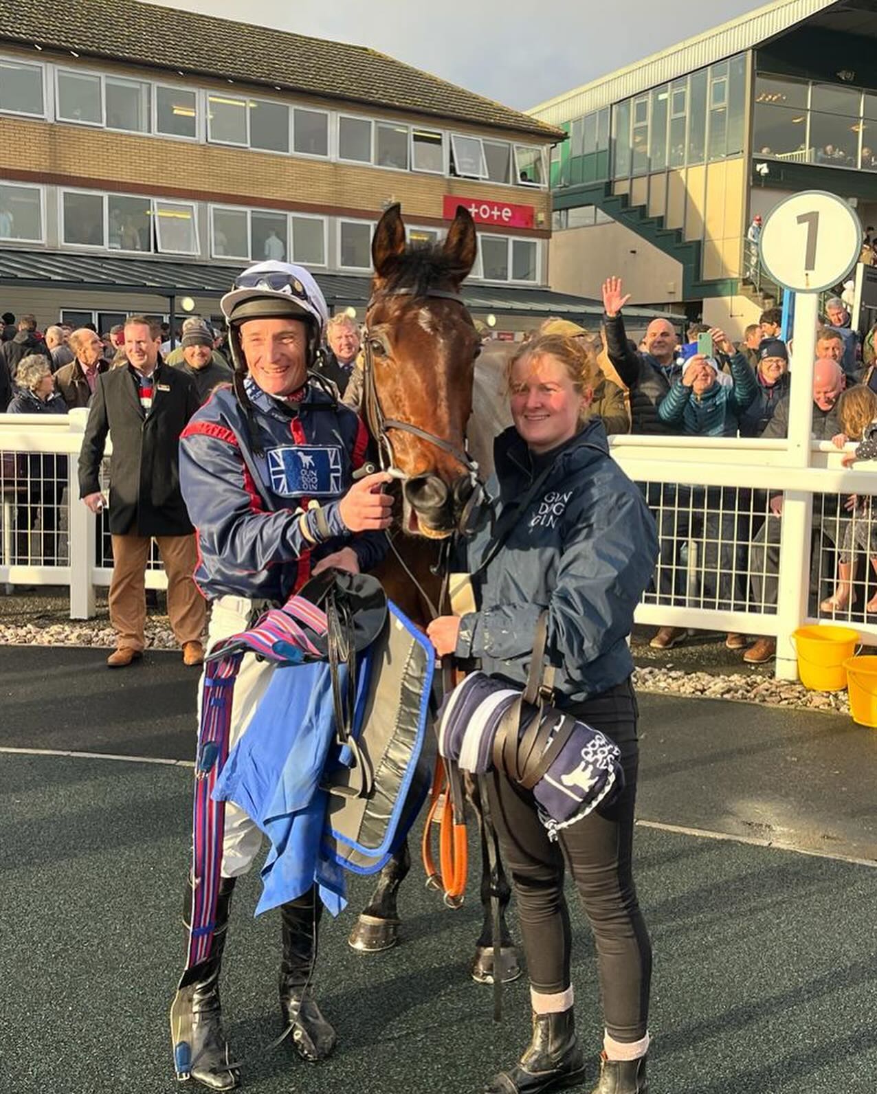 A great day yesterday @exeterraces for team Symonds with a 🥇🥈. 💙 ISSAM💙 looked progressive over hurdles to win a nice pot and 💚NAVAJO INDY💚 ran a lovely race first time over hurdles to finish second. Delighted with the pair, well done and a big thank you to the team at home #christmascomeearly #teamsymonds #winner #dasoncourt #tomsymondsracing #herefordshire #redmillshorsefeeds #gundoggin