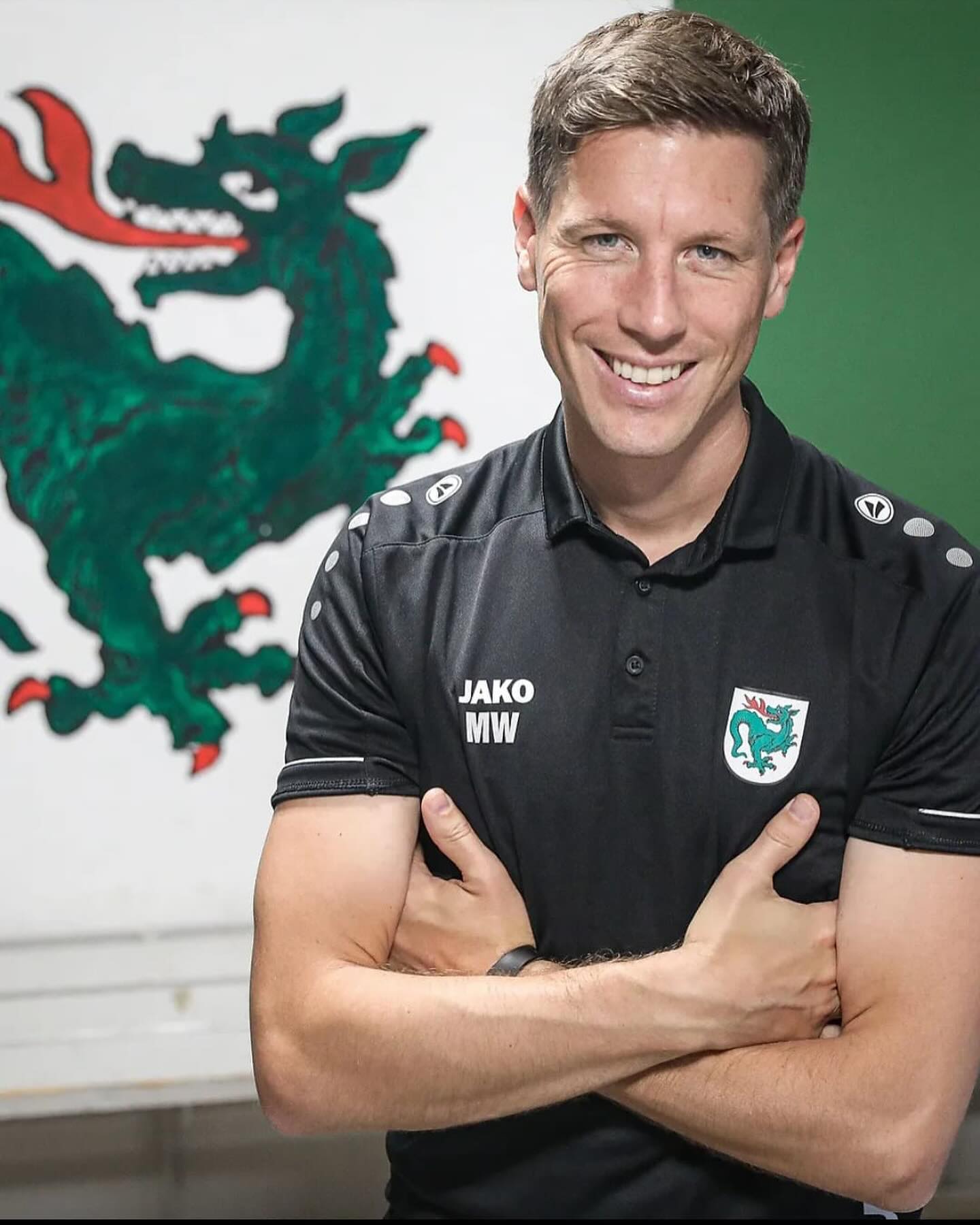 Die Abteilung Fußball des TSV 1865 Murnau e. V. wünscht frohe Weihnachten. Pünktlich zum Weihnachtsfest dürfen wir verkünden, dass wir auch in der kommenden Saison mit unserem aktuellen Trainerduo planen können.
Unsere Coaches der ersten Mannschaft,Martin Wagner und Beni Hausmann bleiben weiter an Bord!
Wir freuen uns Männer, macht weiter so.🐉🐉
Ein kleines Weihnachtsvideo mit Eindrücken vom diesjährigen Generationencup findet ihr in unserem Facebookauftritt.
P.S. Bleibt uns treu, in Kürze gibt es weitere Neuigkeiten zu verkünden🤫😮🐉