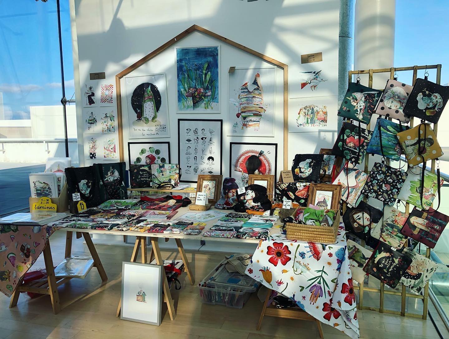 Es época de ferias y el cuerpo lo nota. Con este frío tampoco podemos continuar con la obra de nuestro pajar/taller, así que os esperamos en la plaza del ayuntamiento de Logroño hasta el día 6 y en nuestra tienda online, sin colas para pagar ni aglomeraciones de centros comerciales 😅😅
.
.
.
#comerciolocal #pequeñocomercio #compralocal #compraonline #diseño #diseñadores #regaloespecial #regalosbonitos #juanmamartin #naiaraarrieta #dentrodellapicero