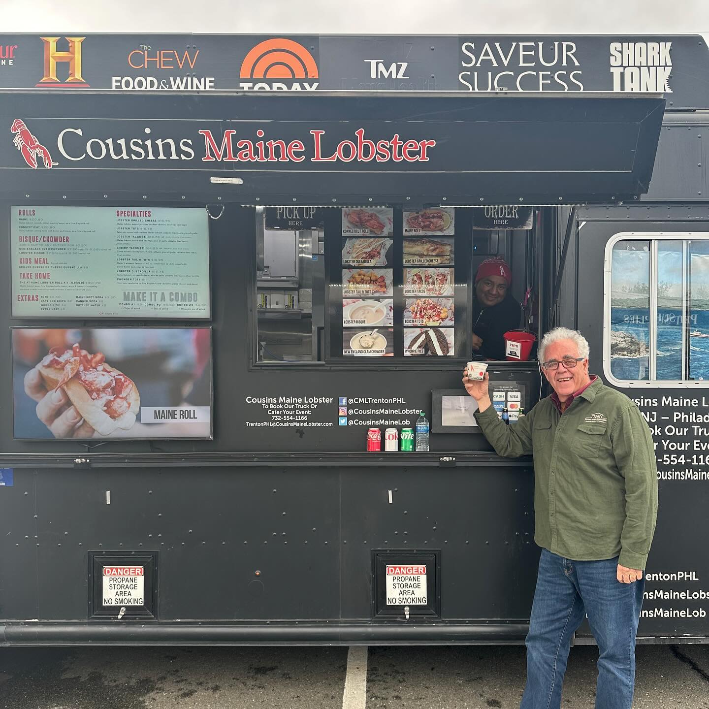 Tis the season to support your neighbors. Our familiar face, Founder @raydisch, picked up staff lunch from our friends @rosedaletownncountry and @cousinsmainelobster, and didn’t leave without posing with their brand new sign and pre-cut trees!
Have you stopped by RTC? 🦞🎄
#hopewell #penningtonnj #cousinsmainelobster # #totalhomemanager #rtc