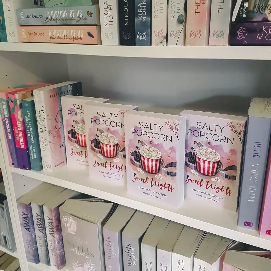 🖤🌻 Noch spontanes Weihnachtsgeschenk benötigt? 😏
Ich hab tatsächlich alle Einkäufe fertig. Jetzt wird noch ein paar Tage gearbeitet und dann geht's in die Heimat um mit der Familie Weihnachten zu feiern.
Ein Exemplar von Popcorn darf mit. Muss nämlich recht spontan noch einem Abschnitt für eine Lesung auswählen. Ich darf die @buchmesse_vom_sofa nochmal als Autorin besuchen und freue mich riesig, weil das tolle Konzept für mich mental für immer mit diesem großartigen Jahr verbunden ist. Aber dazu bald mehr 🖤
#debüt #popcorn #saltypopcornandsweetnights #Veröffentlichung #lisamarijkegosink #weltenbaumverlag #verlag #saltypopcornnights #writing #wannabewriter #romance #creative #author #projektpopcorn #autorin #autorenleben #cosyromance #Bookstagram #Bücher #books #bookaddict #buchliebe #bücherwurm #bookaholic #bookstagramgermany #bookishlove #bookiesupport #bookiesunited #ischmusslachen