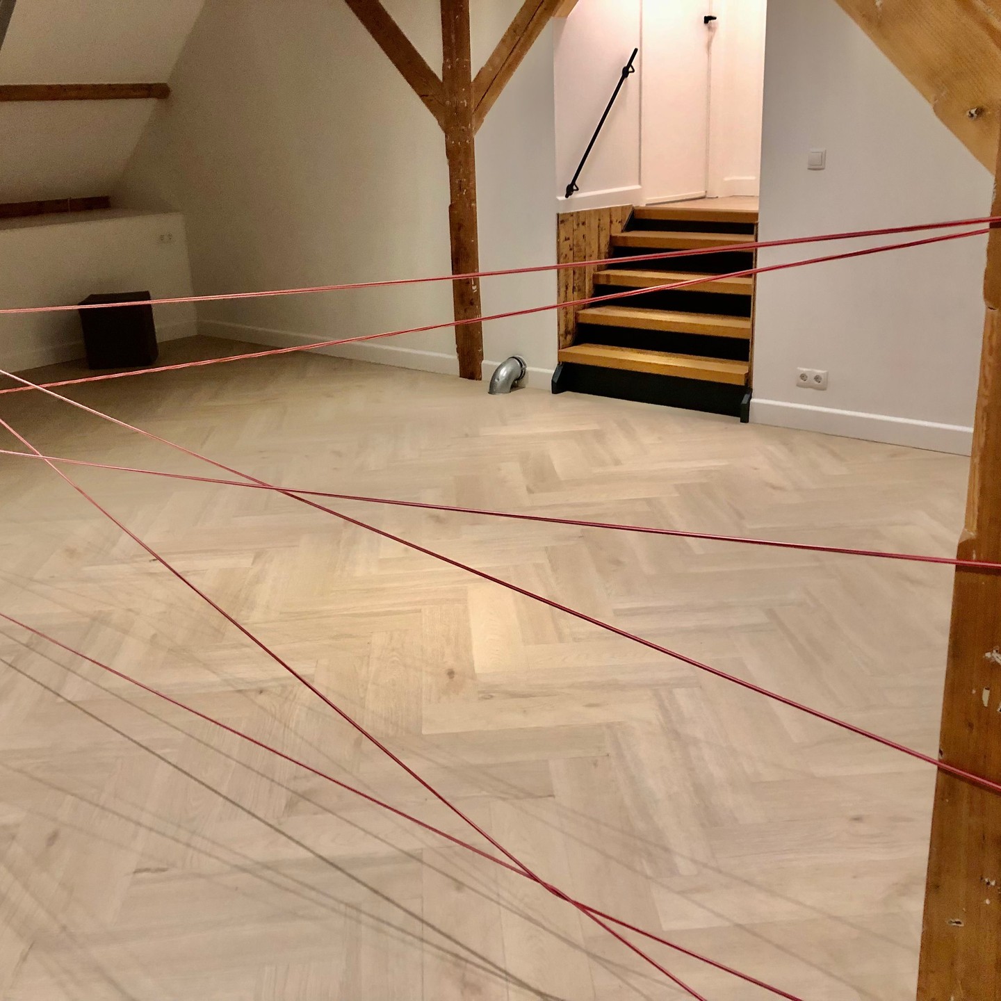 "Mission Impossible! Een uitdagende werkvorm.
Doel: Bereik de overkant zonder de 'lasers' aan te raken.
Thema's: Concentratie, Eerlijkheid, Omgaan met Spanning, Doorzettingsvermogen.
Uitleg: Creëer 'lasers' tussen twee palen met behulp van twee of drie elastieken (toverkoorden). Raak de lasers niet aan; als dit toch gebeurt, moet je opnieuw beginnen.
Variaties: Geef de werkvorm een twist met deze ideeën:
- Pas de openingen tussen de lasers aan voor meer of minder uitdaging. 🕹️
- Voeg een obstakel, zoals een bank, toe om het spel complexer te maken. 🛋️
- In een groep van twee? Gebruik een blinddoek voor extra moeilijkheid. 🙈
- Met vier of meer mensen? Plaats twee banken tegenover elkaar met een afstand van één tot anderhalve meter van de lasers. In het midden leg je een 'diamant' die het ene tweetal moet overhandigen aan het andere tweetal aan de overkant. 💎"