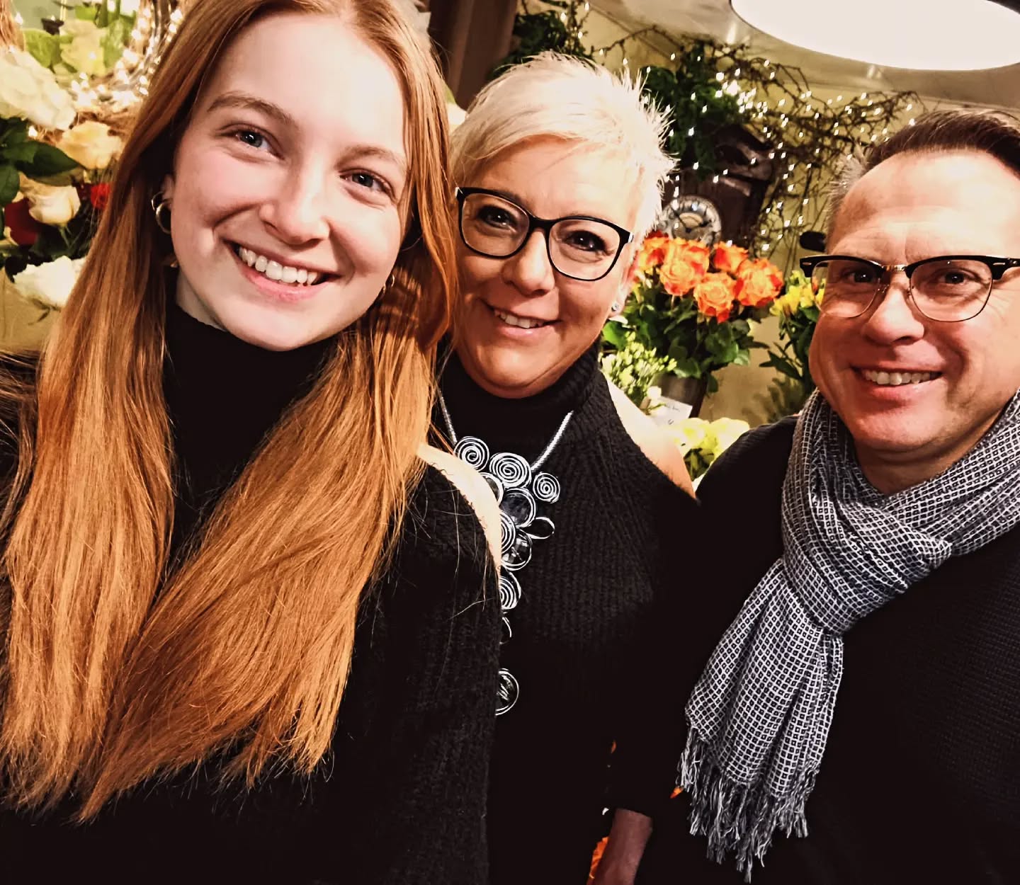 Das City-Blume-Team wünscht allen ein schönes Weihnachtsfest 🎄
Wir möchten uns für eure Treue und Unterstützung bedanken!
Es macht uns glücklich euch mit unseren Blumen ein Lächeln ins Gesicht zu zaubern!
***FROHE WEIHNACHTEN***
#cityblumehdh#floristik#Adventszeit
#Weihnachten #danke #feiertag #Erholung