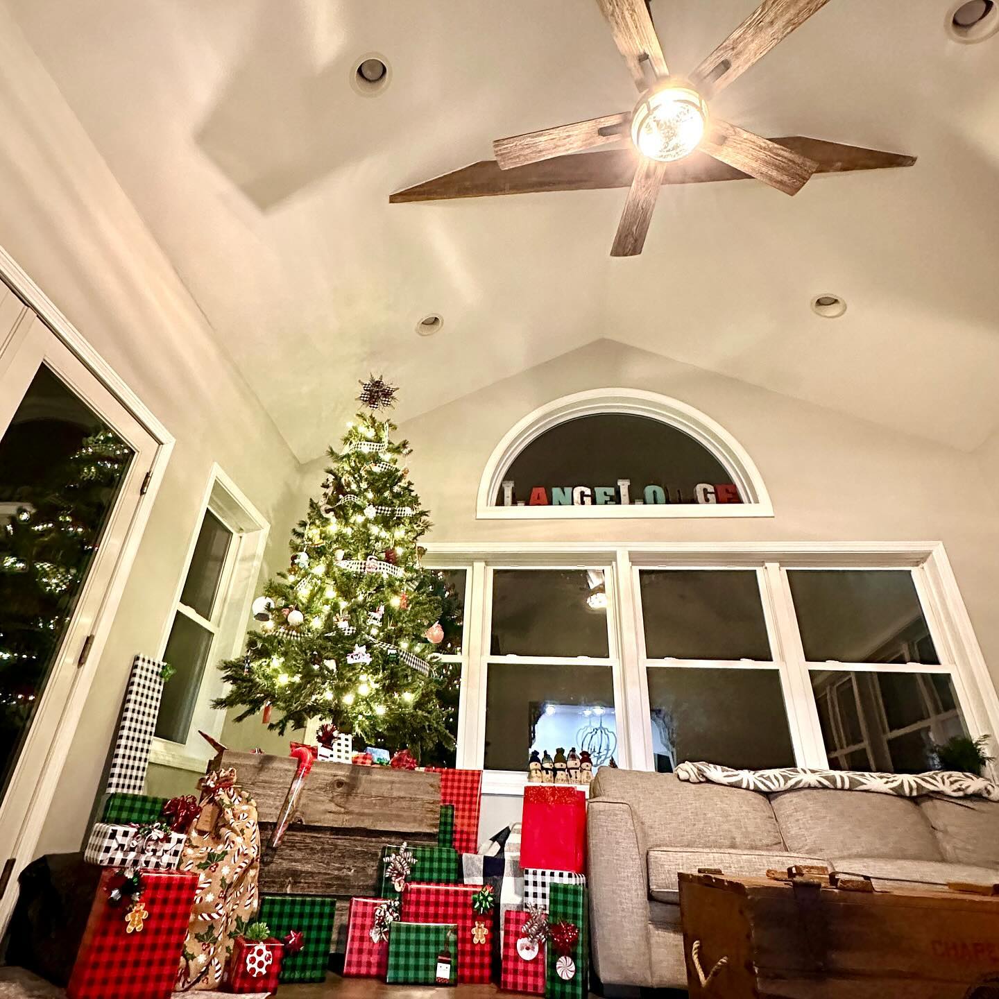 The silent night has turned into a bright and beautiful Christmas morning here in the LangeLodge. Wishing you a comforting holiday! 🎄