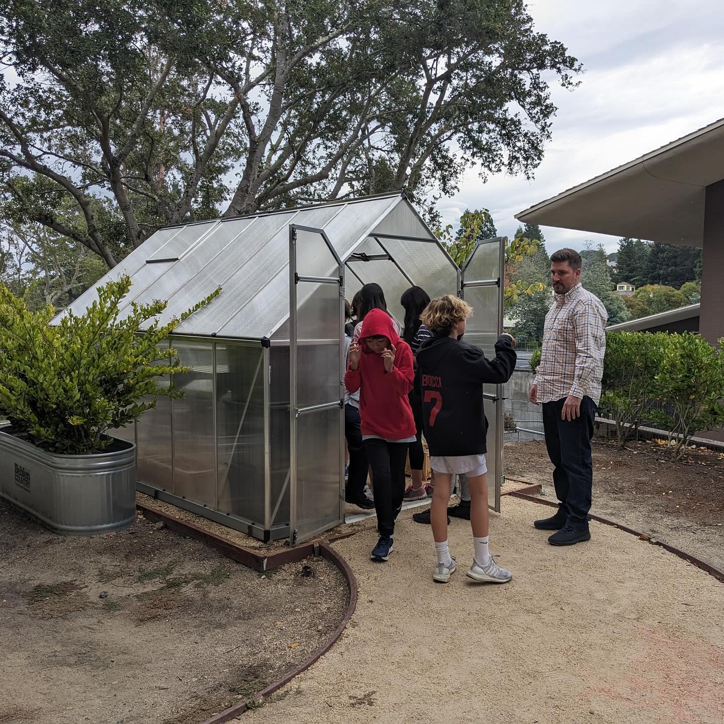 Earlier this fall, our teams at Proof and Nueva joined together to run sessions at Crocker Middle School in Hillsborough. The 7th graders then planted CA Melicgrass seeds in their greenhouse! 🌿