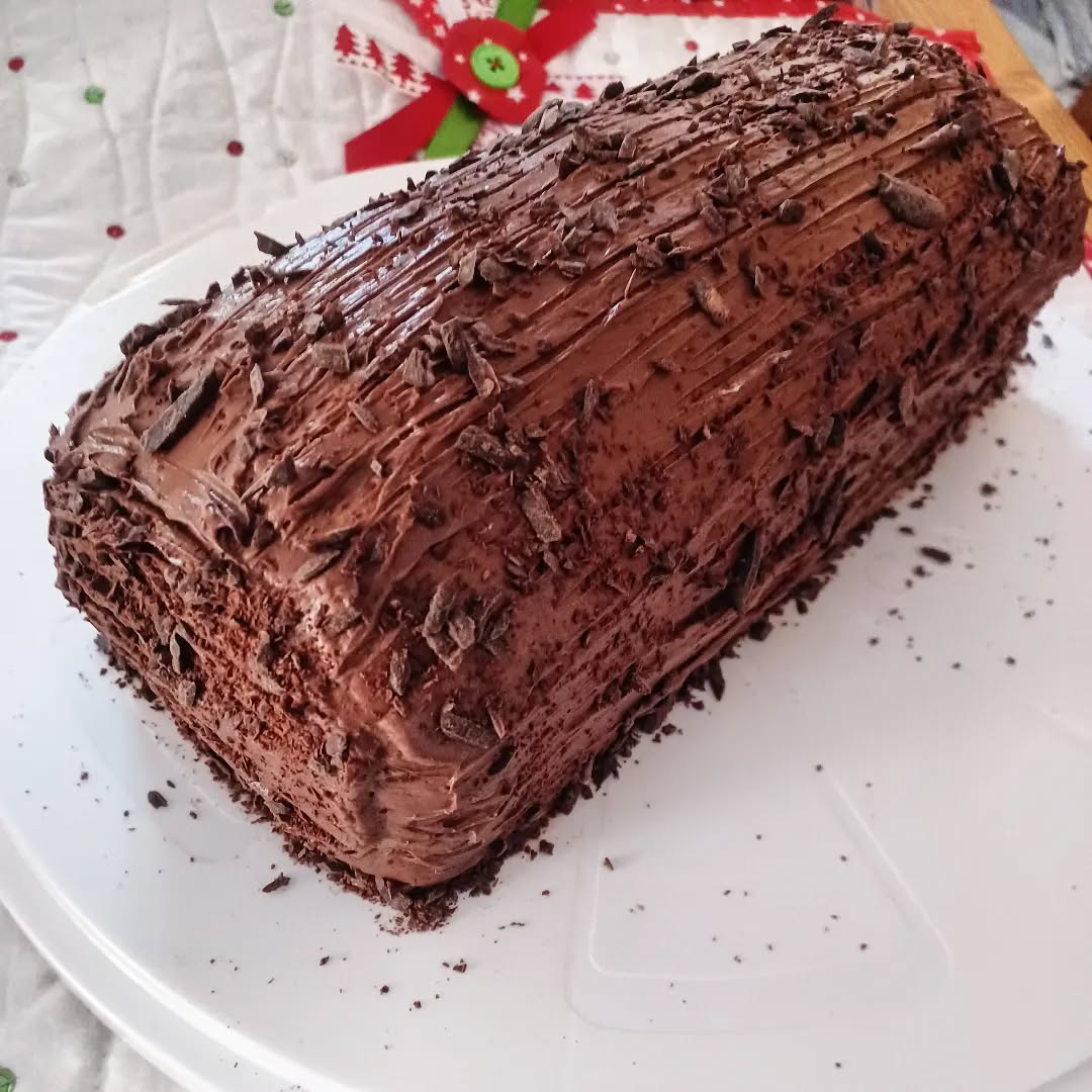 My first Bûche de Noël (Banana sponge, vanilla maple whipped mascarpone filling, chocolate mousse ganache)🎄 🤶 Merry Christmas !!
Enjoying a little calm before another busy winter. Looking forward to cooking for lots of new and returning guests 🥰🥰