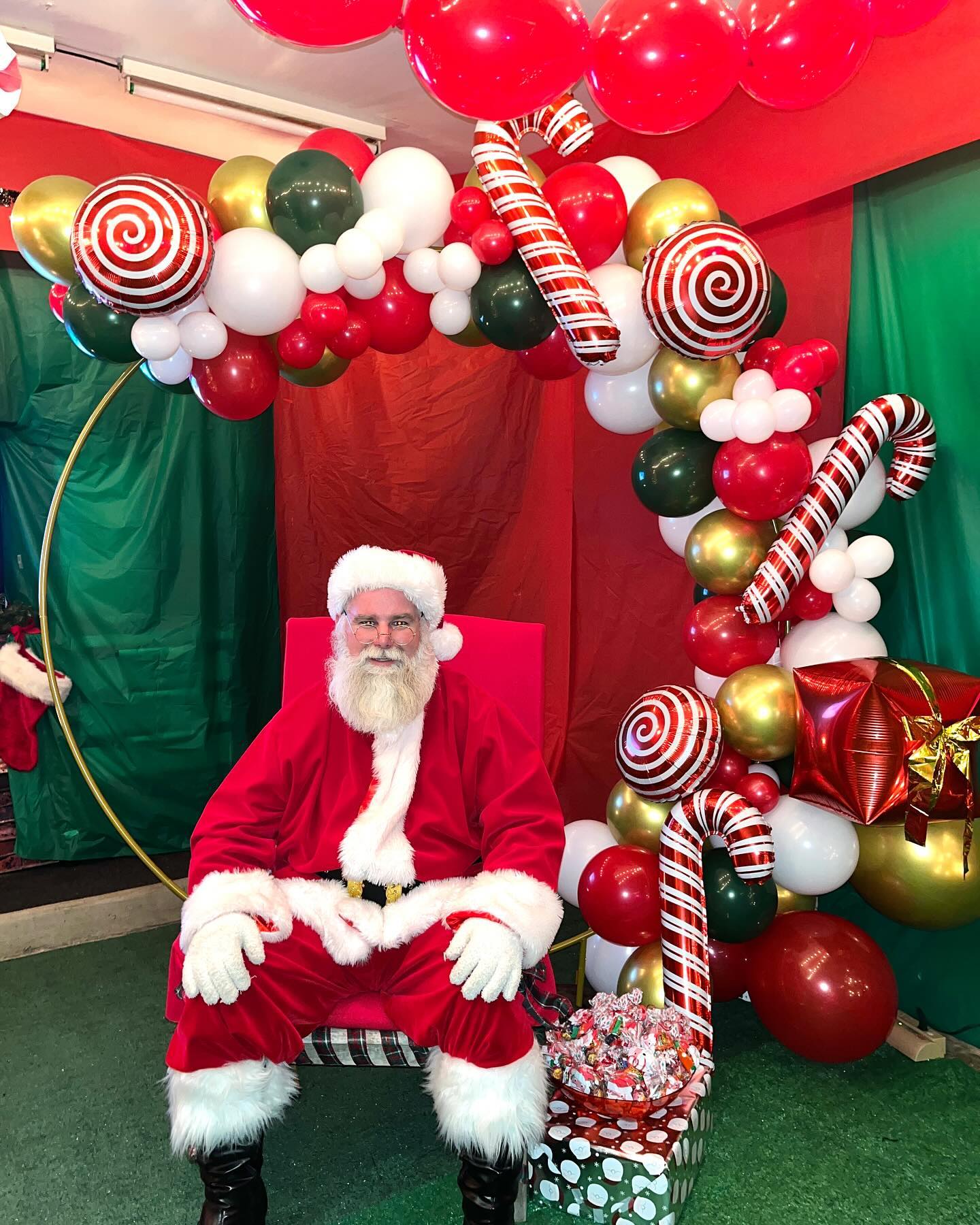 Another successful holiday balloon season! 🤩
Cookies & Hot Cocoa with Santa 🎅❤️
•
•
•
•
•
#cookieswithsanta #christmasballoons #holidayballoons #santaballoons #hotcocoawithsanta #merrychristmas #christmasdecor #balloondecor
