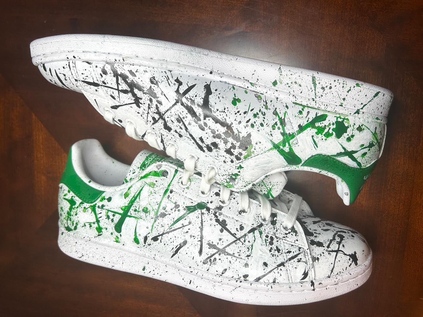 home for the holidays = back @ it doing customs💚
#splatterpaint #splattercustoms #customsneakers #nikeairforce1 #customnikes #nikeaf1