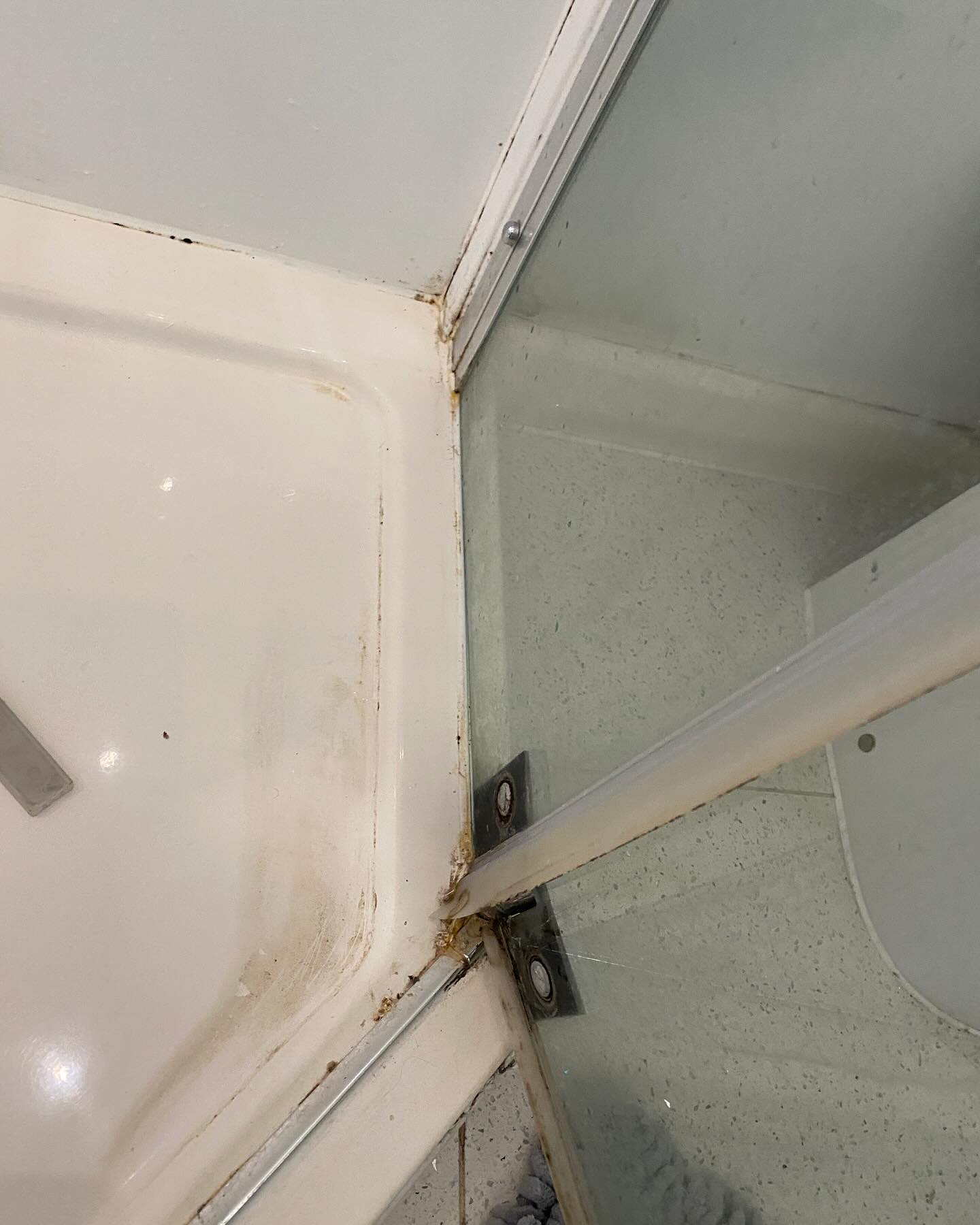Bathroom sealant mouldy and leaking? 🛁
No problem… 💪
#thehovehandyman #hovehandyman #brightonhandyman #bathroomsealant #sealant #repair #fix #mouldysealant