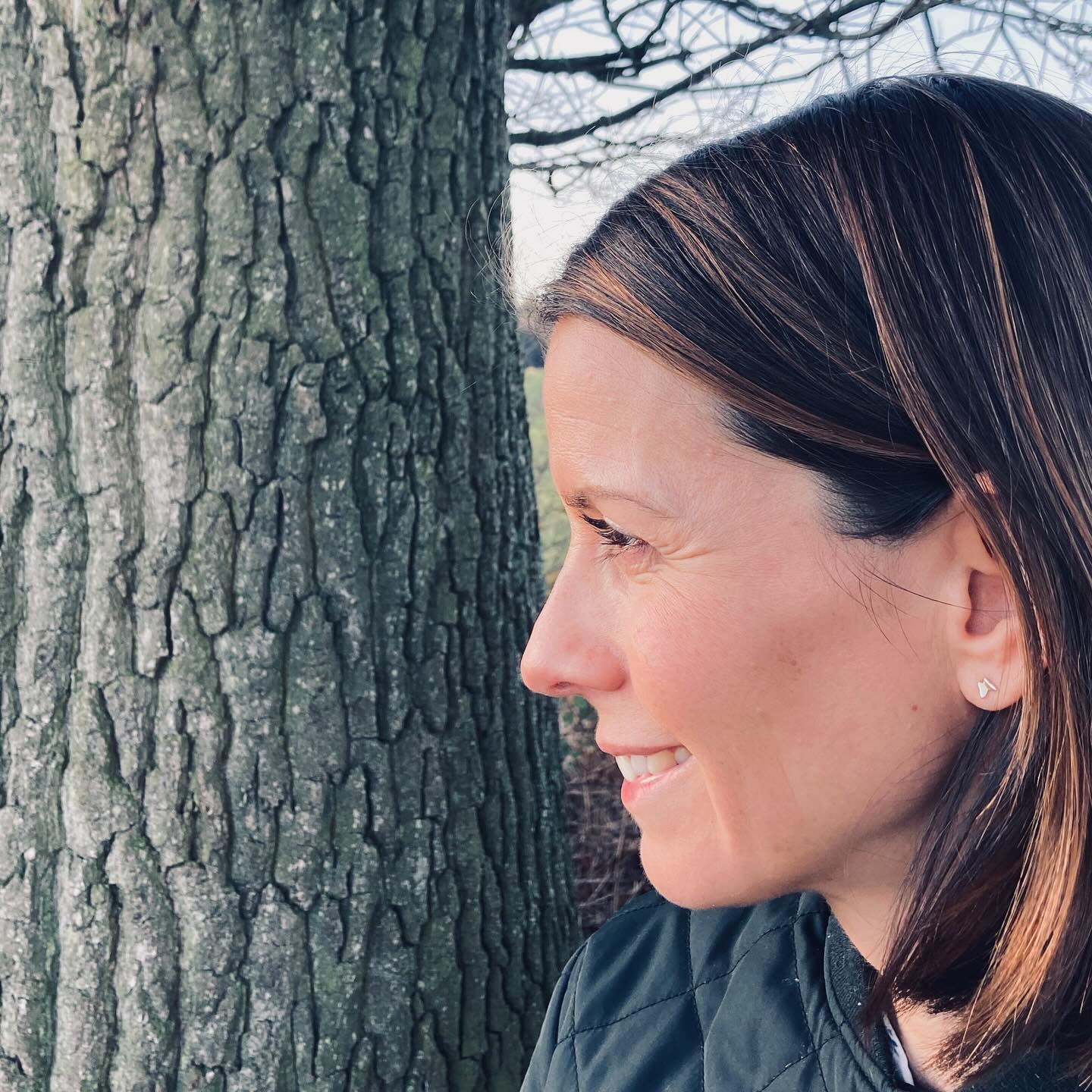 Vertrauen
Heute, kurz vor Jahreswechsel, hatte ich noch einmal das Bedürfnis meinen Kraftort zu besuchen. Die Bank, zwischen den zwei mächtigen Eichen. Ich liebe diesen Blick hinaus in die Weite. Hier komme ich so wunderbar zur Ruhe.
Wie war 2023 für mich? Gewünscht hatte ich mir mehr Leichtigkeit, bekommen habe ich das Gegenteil. Viele Momente waren alles andere als leicht. Ich habe in 2023 tiefgreifende Entscheidungen getroffen und bin damit in die Selbstverantwortung gegangen. Das erforderte sehr viel Mut, Vertrauen und den Weitblick, dass alles gut werden wird.
Heute, kurz vor Jahreswechsel, fühle ich doch ein kleines bisschen dieser zuvor gewünschten Leichtigkeit. Gelernt habe ich die letzten Monate, dass nach einem Tief, so dunkel es auch ist, immer wieder die Helligkeit kommen wird. Mit diesem wohlig warmen Gefühl kann ich voller Vertrauen das neue Jahr beginnen.
Danke an dieser Stelle für jede Art des Kontakts zu euch. Immer wieder erreichen mich zauberhafte Nachrichten, auch wenn es in diesem Jahr etwas stiller meinerseits hier war. Ich bin dankbar für die realen und virtuellen Verbindungen.
Danke für euer Vertrauen in meine Arbeit. Ich liebe was ich tue und freue mich auf die vielen Möglichkeiten im neuen Jahr.
Blickt voller Vertrauen auf 2024 🧡
Eure Britta
#2023 #2024 #weitblick #rückblick #vertrauen #leichtigkeit #verbindung #selbstvertrauen #selbstwirksamkeit #selbstverantwortung #yogahilft #yogabeyondthemat #rauhnächte #jahreswechsel