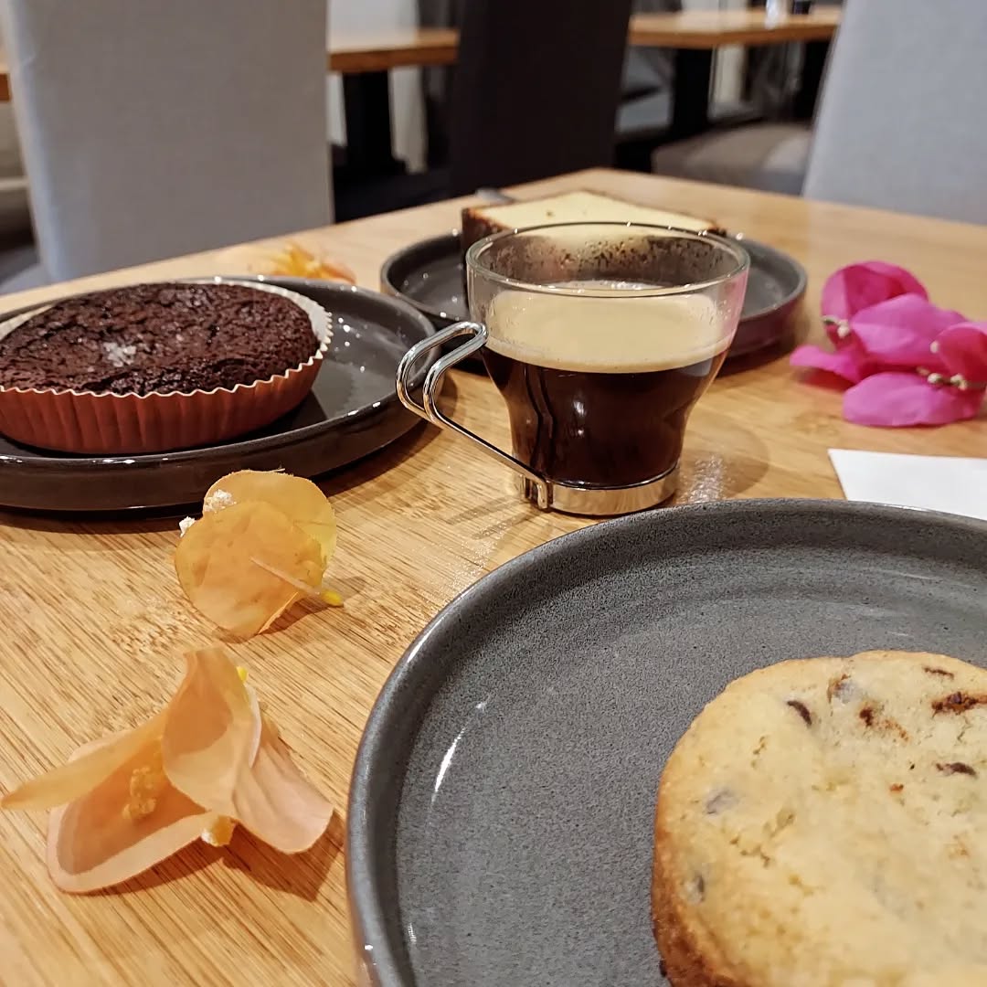 JANUARY IS COMING ❄❄
1. 2. Les goûters chez Plume : pâtisseries maison, chaï latte maison avec le délicat chaï de chez @voyagesduthe_nantes , chocolat chaud maison avec le délicieux chocolat de chez @choc.hola ...🍪🍵
3.4. La popote de décembre qui réchauffe : poulet aux champignons, poitrine de porc sauce charcutière...😋
5.6.7. Les jolies prestas traiteur pour les 40 (pardon 25 ans) de S. et pour le dîner de Noël de C. : truffes de chèvre fais aux abricots sec et à la pistache, portions individuelles de parmentier de cuisses de canard confites maison à la purée aux marrons et au parmesan, verrines salées de panna cotta à la truite fumée ou encore au jambon fumé....👩🏻🍳
8.9. Les ateliers d'écriture tout doux de @abclivre sont toujours accompagnés de petites gourmandises salées et sucrées 📚
.
.
.
.
.
.
.
.
.
#cantinedumidi #prestationstraiteur #nantesmaville #AuBonEndroit #boissonschaudes #goûter #dejeuner #popote #cuisinemaison #localbusiness #coffeeshop