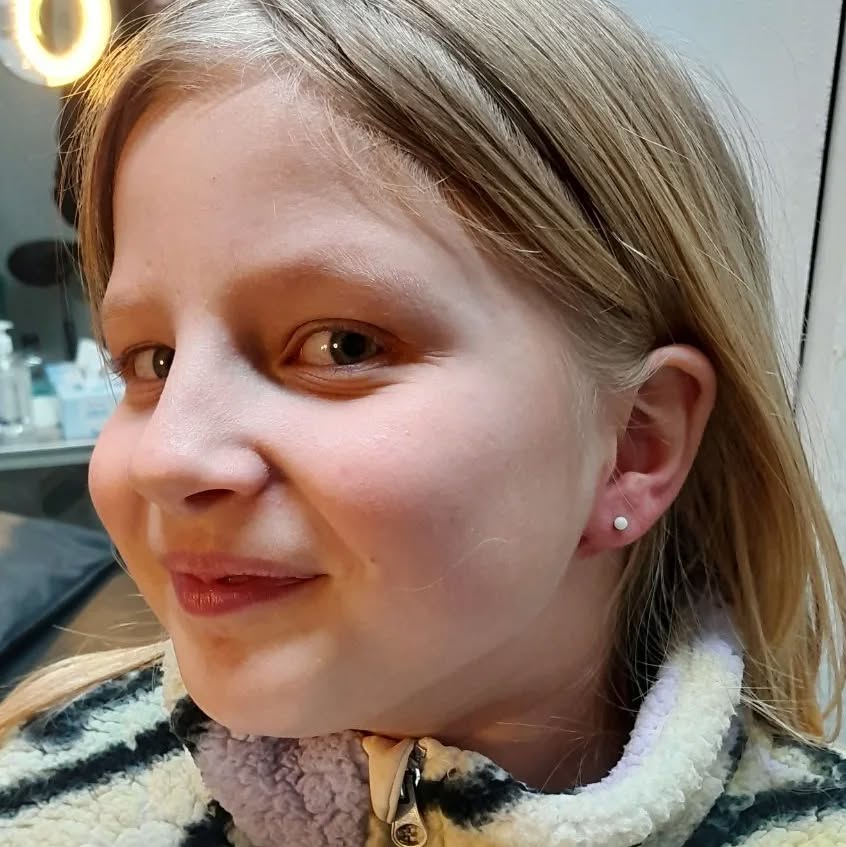 Fina Edith har gjort hÄl I öronen.
#vÀgrahÄltagningmedpistol
#piercersinceyear2000 #earpiercings #hÄltagningmednÄl av @ulrikaluckabauer